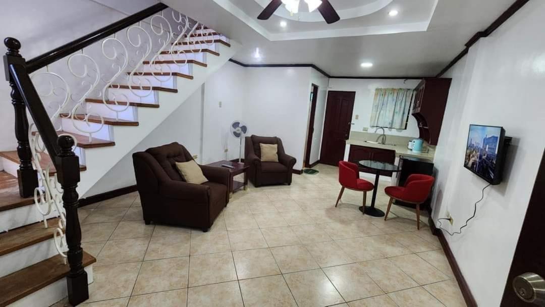EV2 Townhouse Hotel