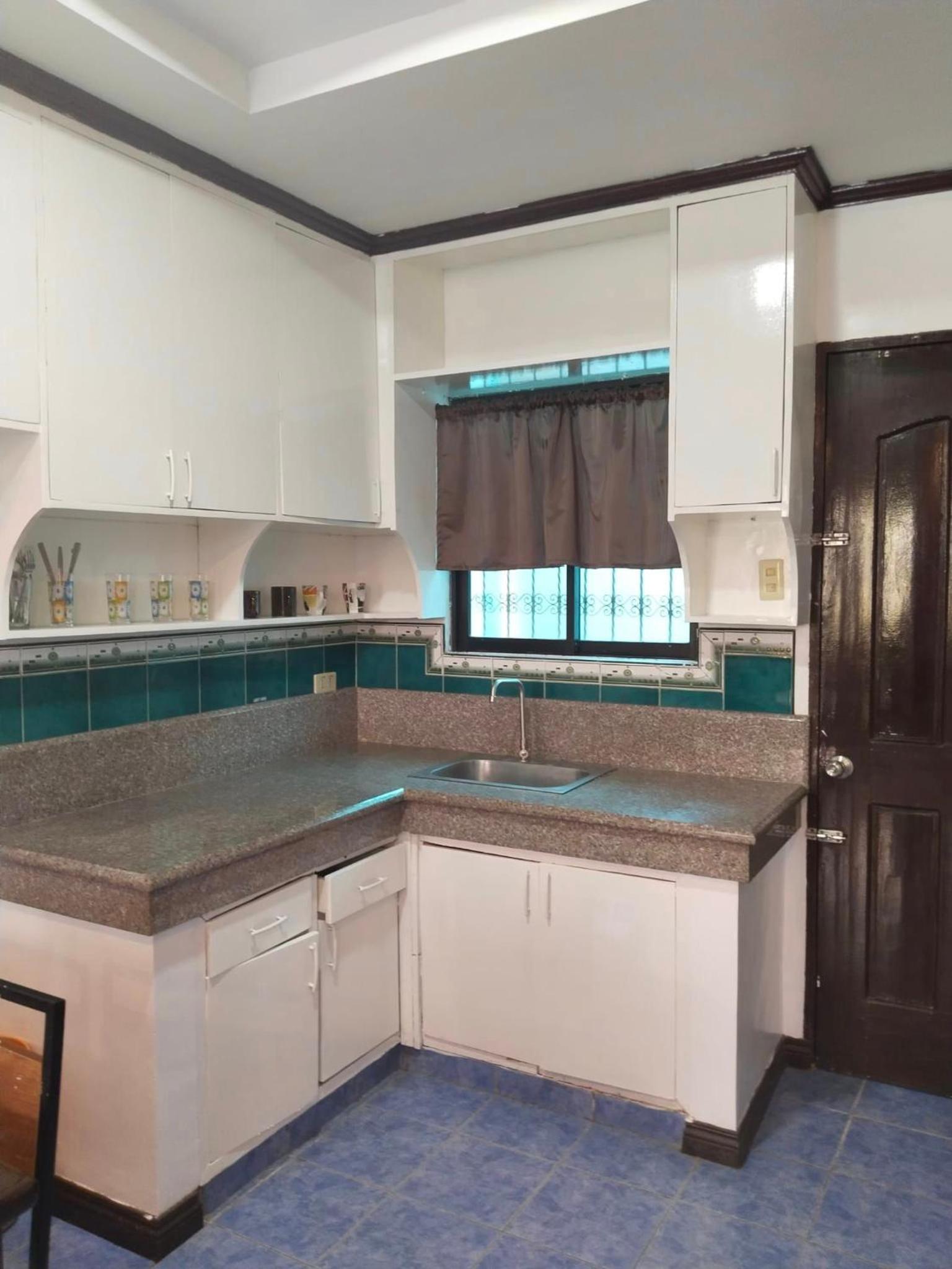 EV2 Townhouse Hotel