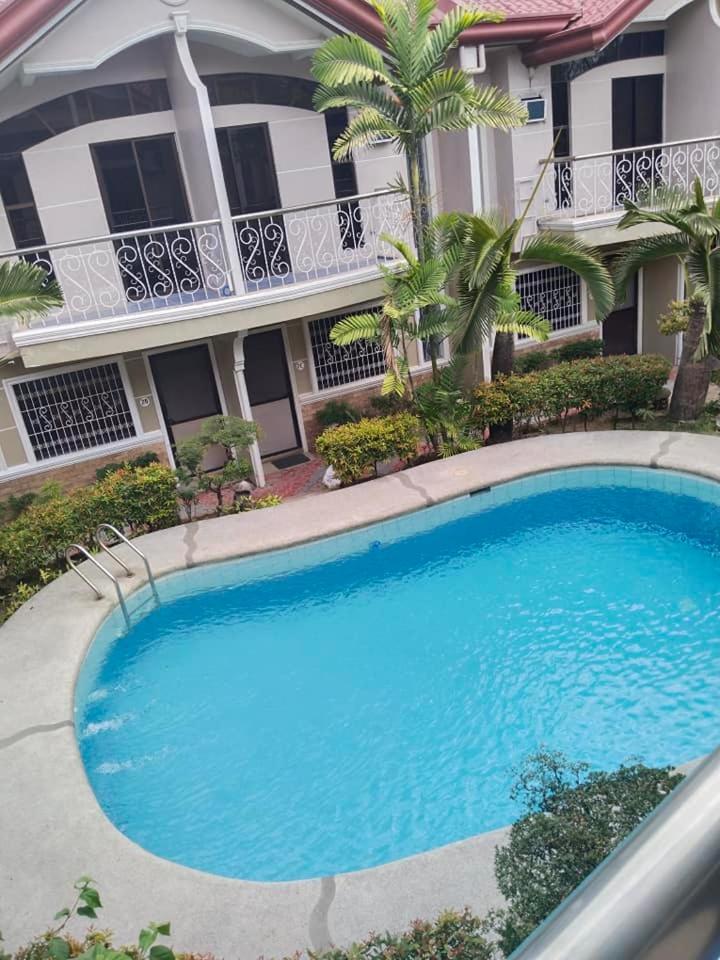 EV2 Townhouse Hotel