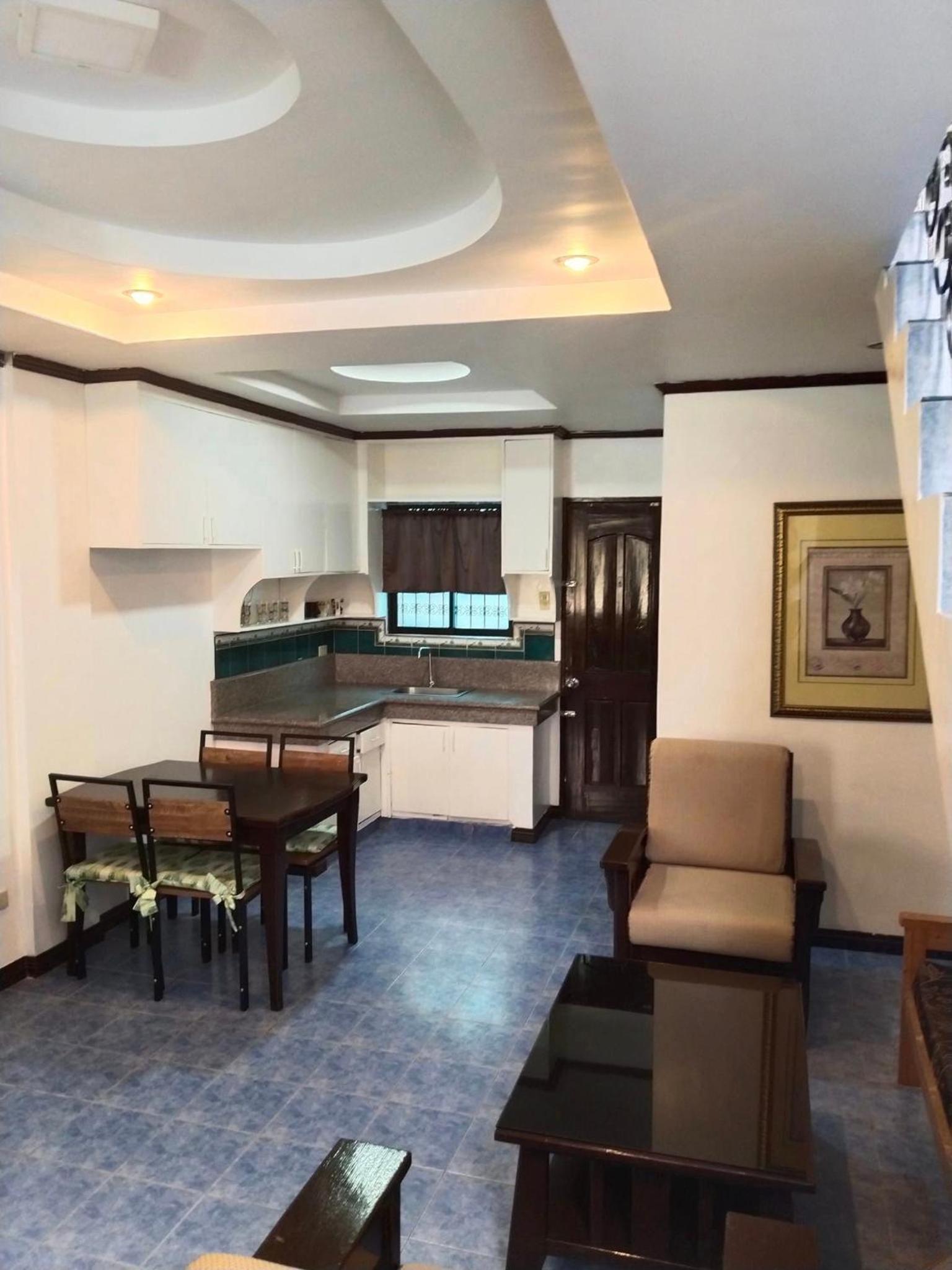 EV2 Townhouse Hotel