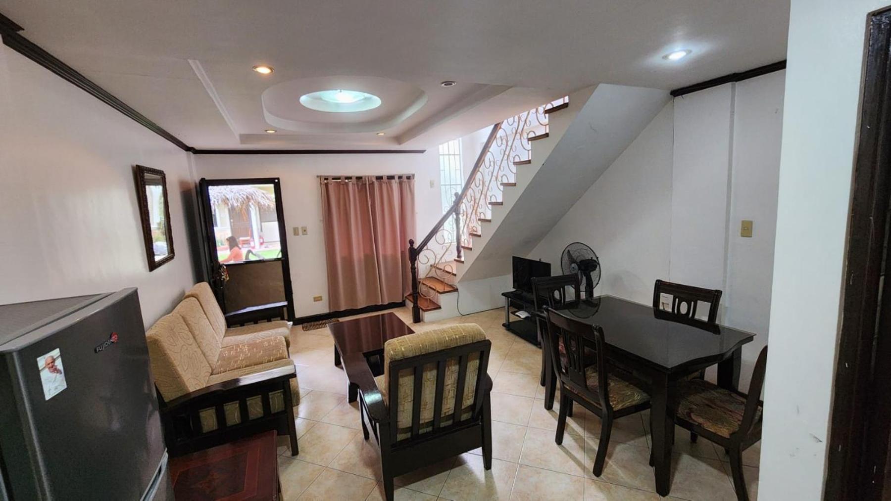 EV2 Townhouse Hotel
