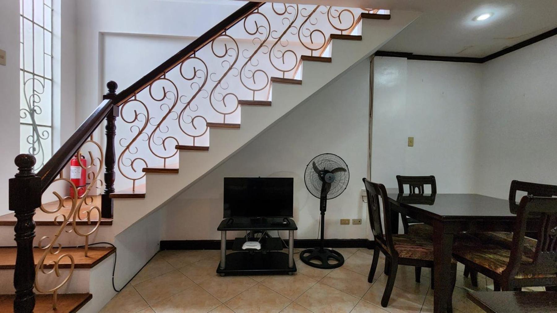 EV2 Townhouse Hotel