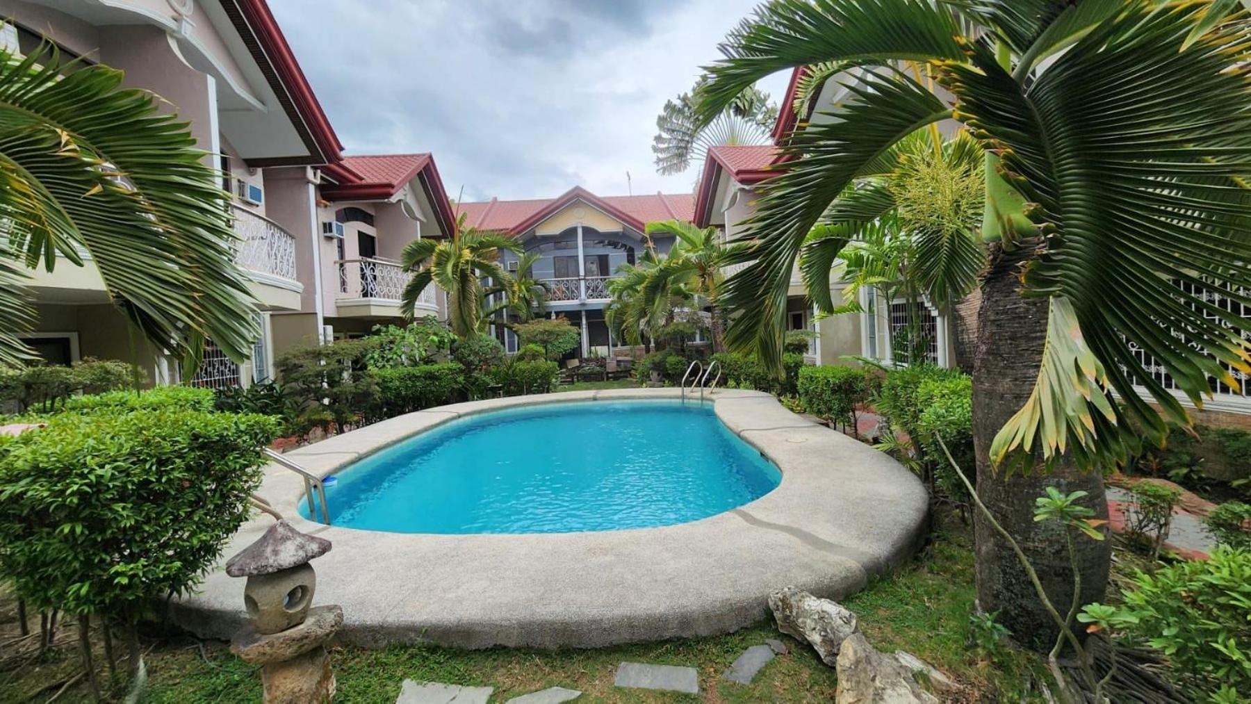 EV2 Townhouse Hotel