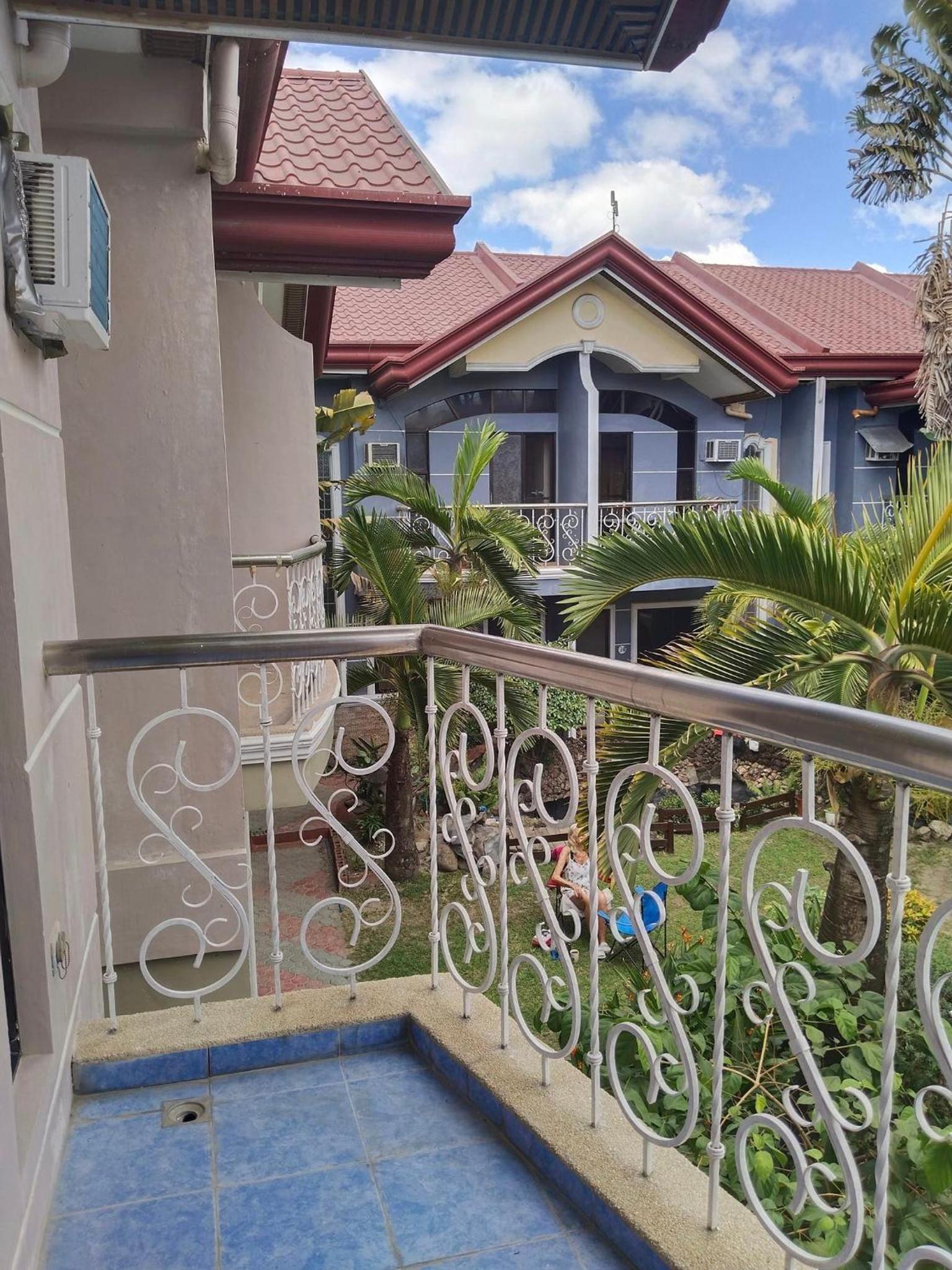 EV2 Townhouse Hotel