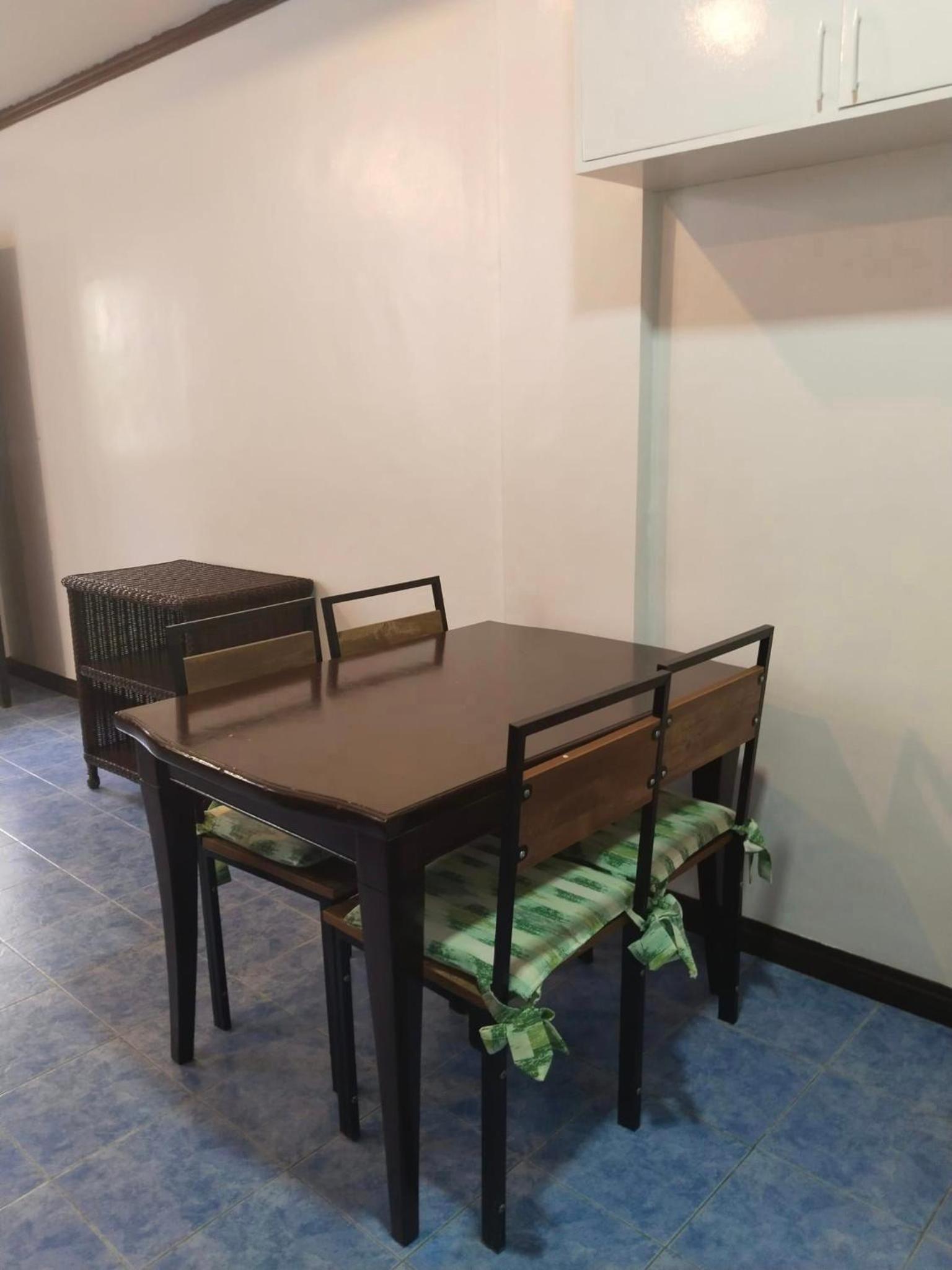 EV2 Townhouse Hotel