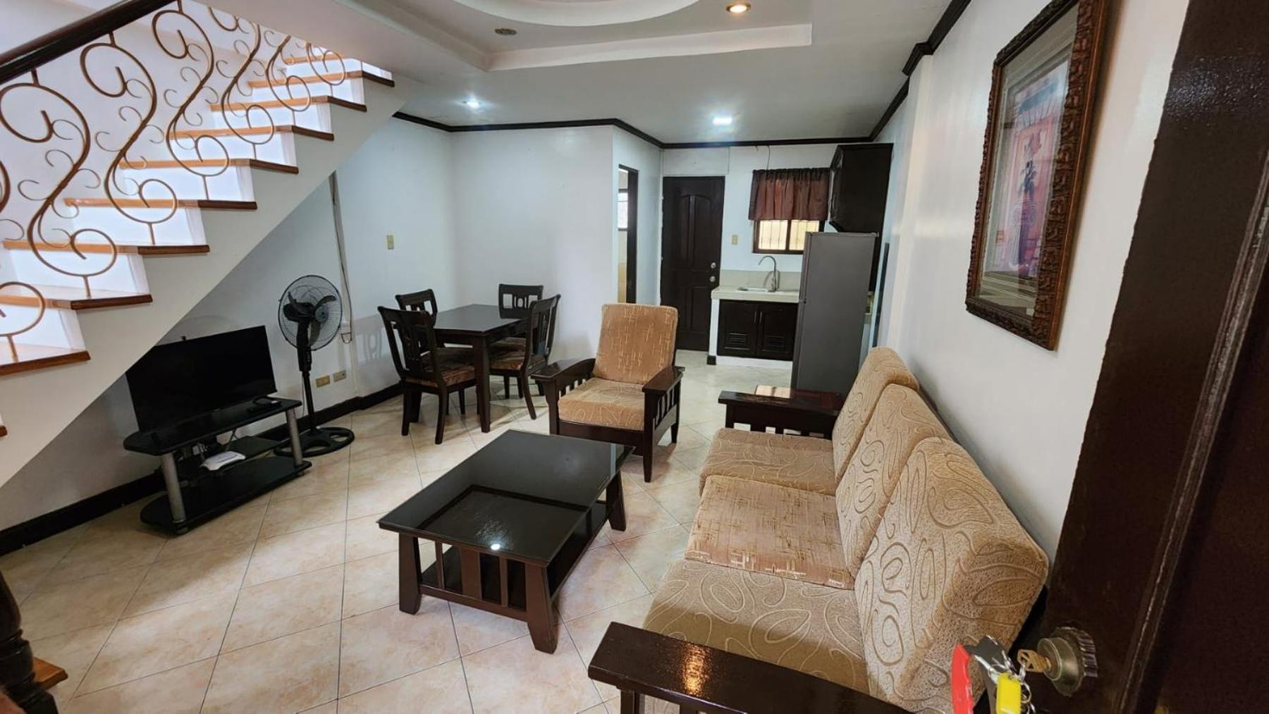EV2 Townhouse Hotel