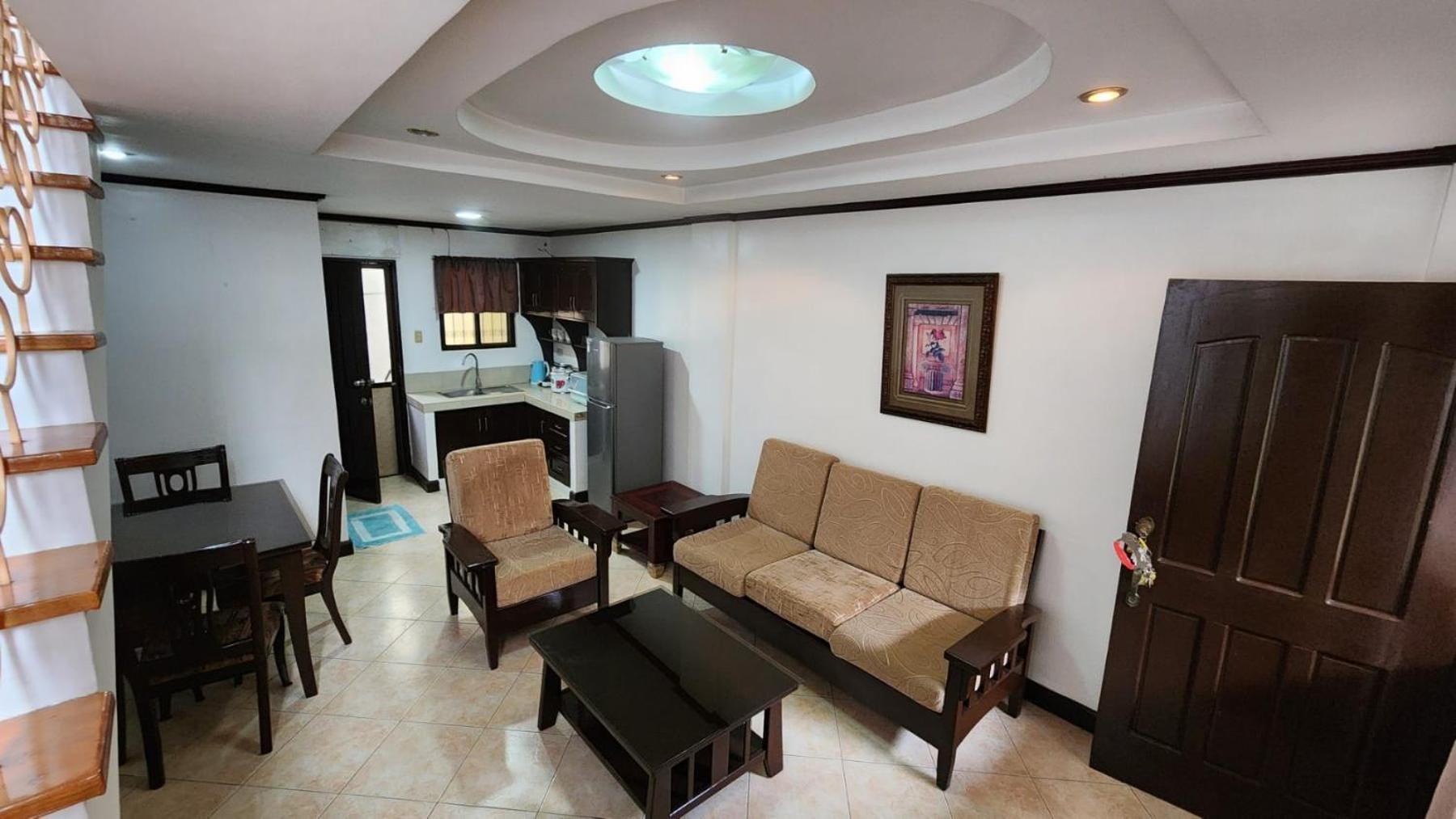 EV2 Townhouse Hotel