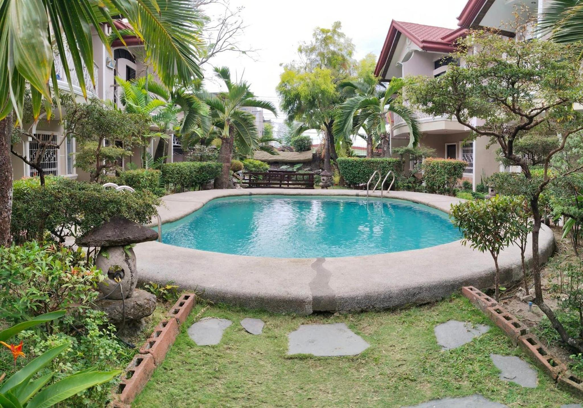 EV2 Townhouse Hotel
