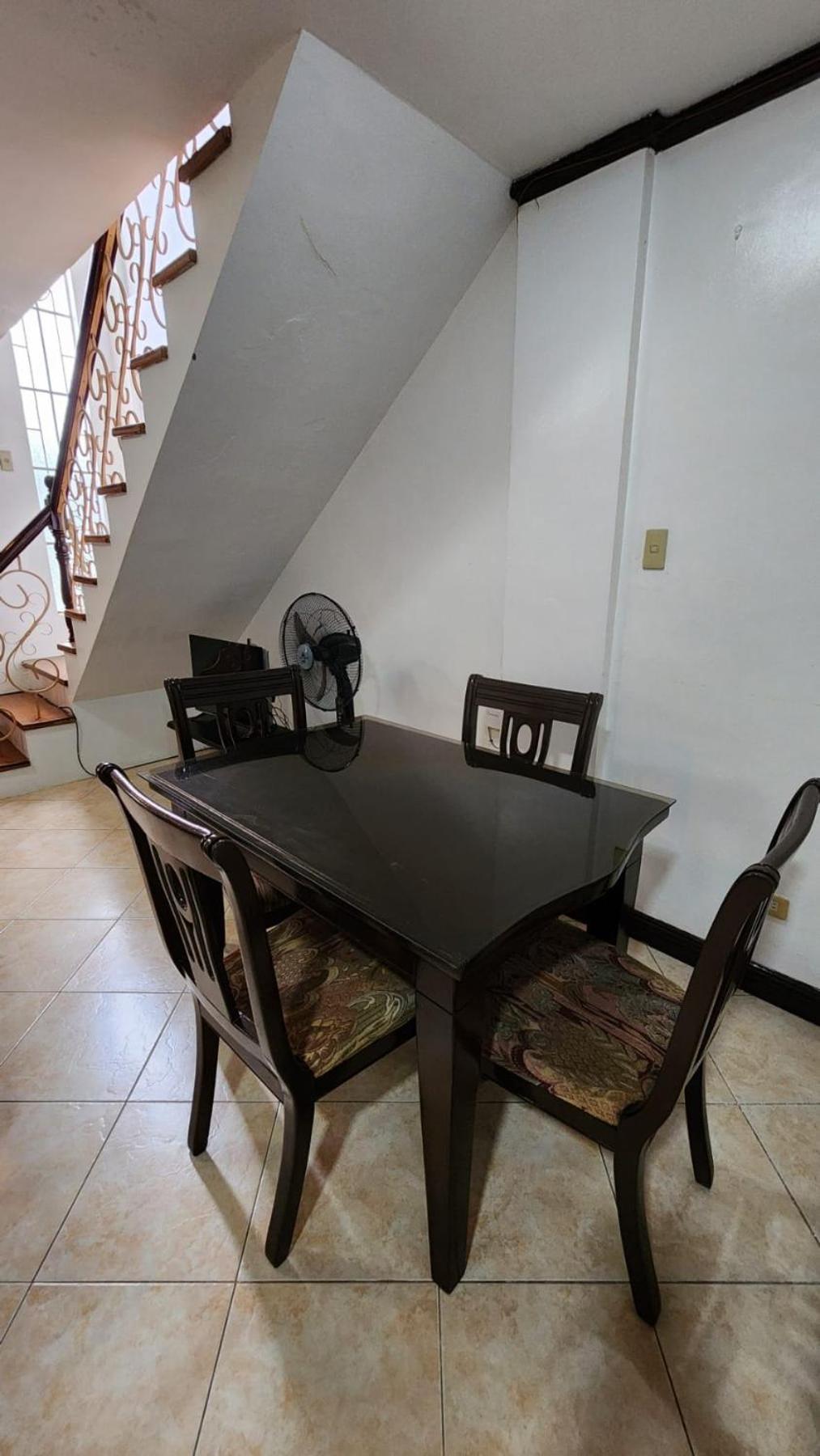 EV2 Townhouse Hotel