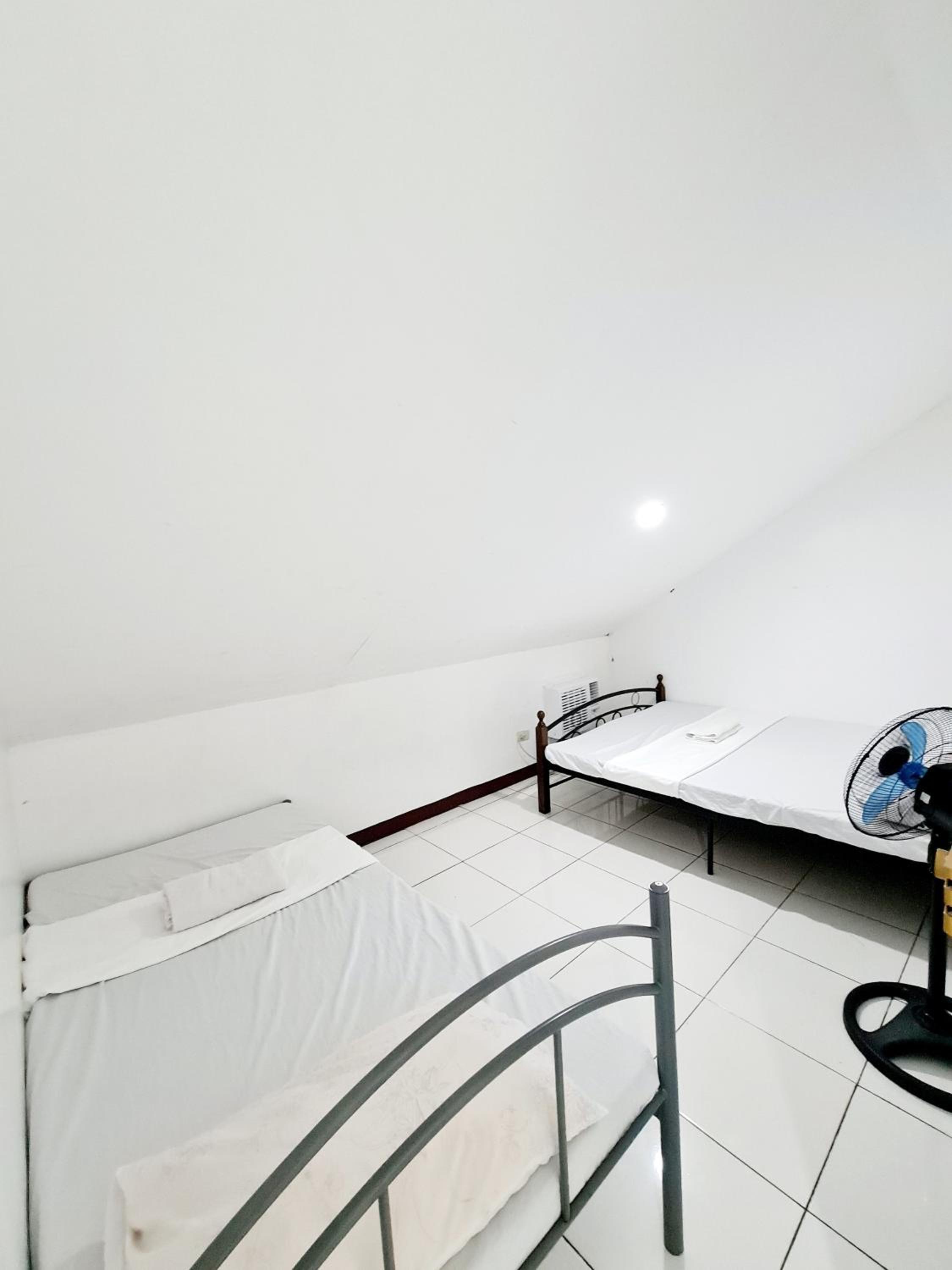 Calapan Transient House 3-BedRoom near MALLS L26 view 3