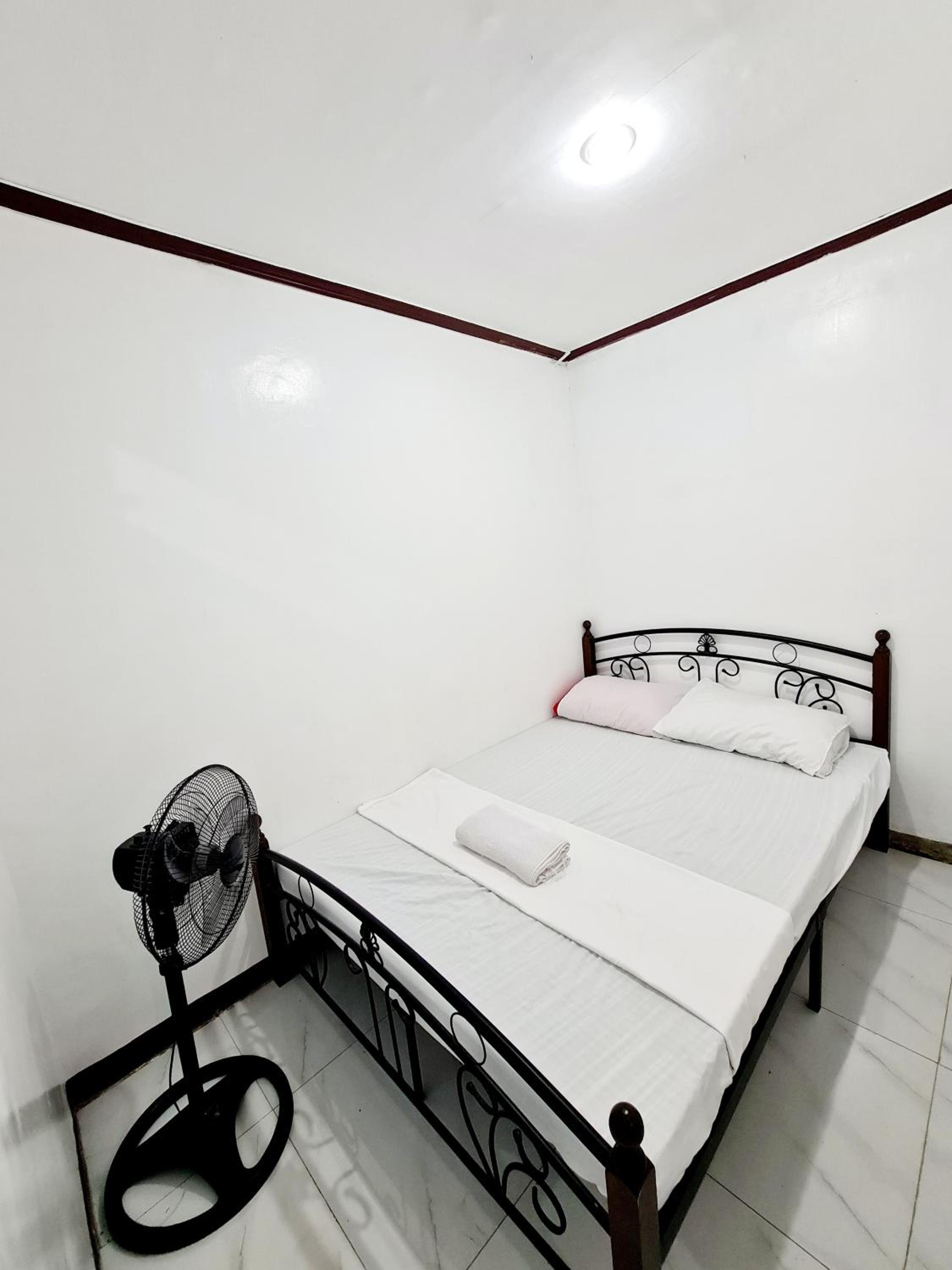 Calapan Transient House 3-BedRoom near MALLS L26 view 4