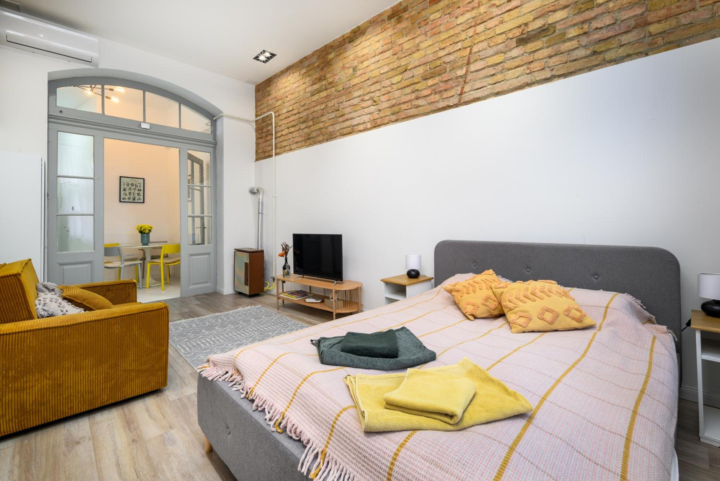 Downtown apartment 2 minutes from Opera House