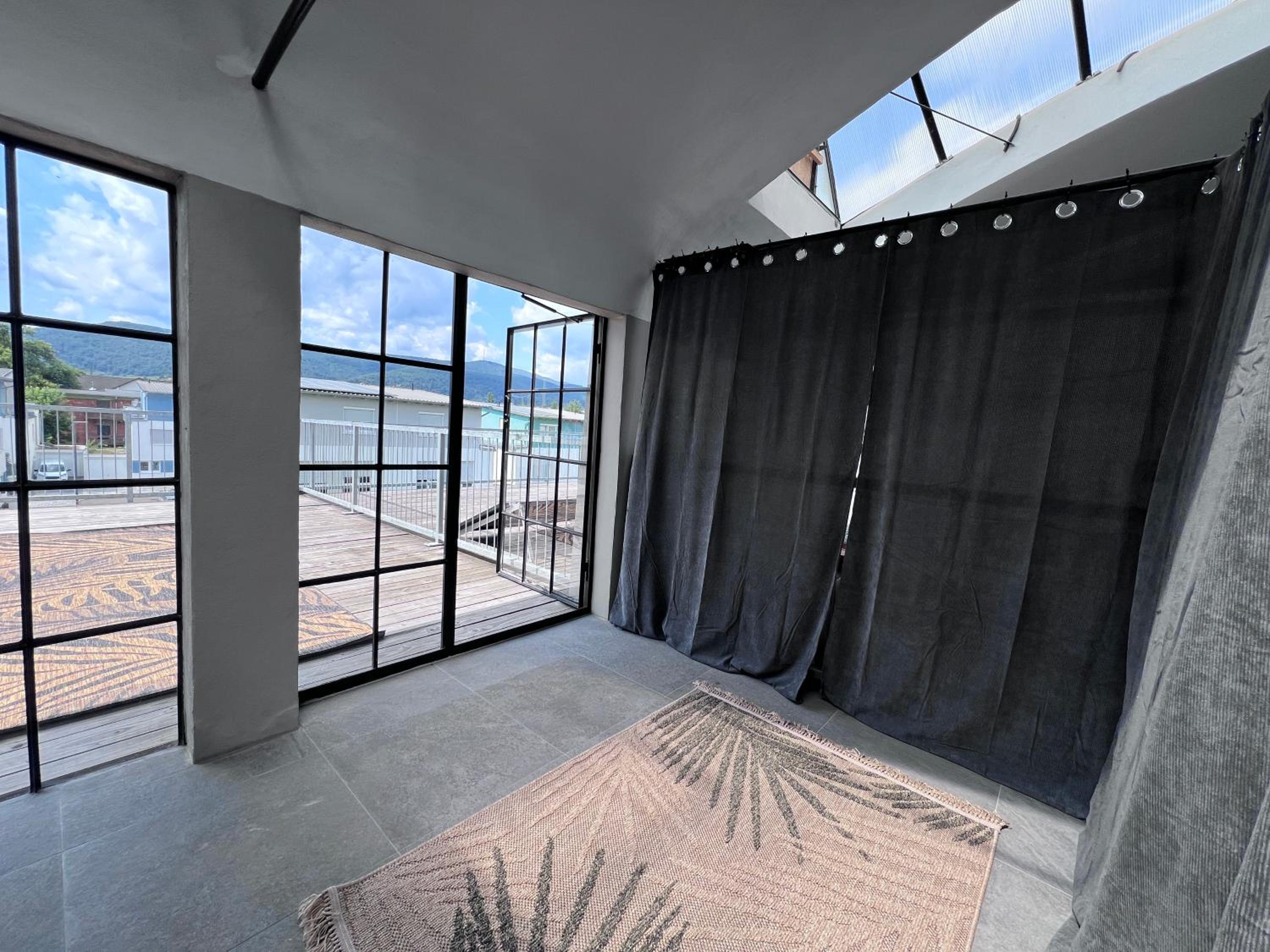 Neu! UPPER ROOM Industrial Loft Domizil mit Dachterrasse & Ausblick