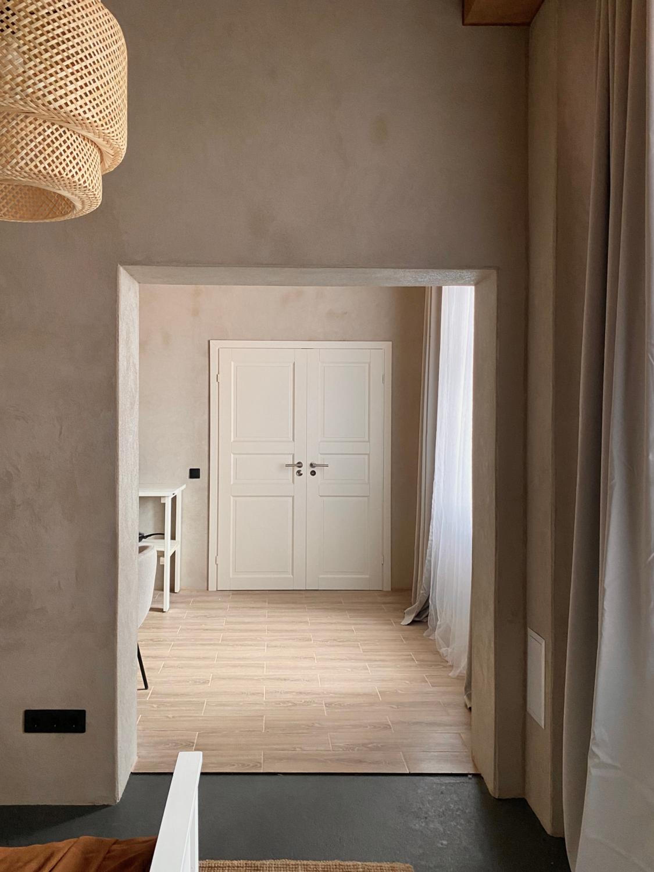 Buntes nams l Self check-in l Private entrance view 3