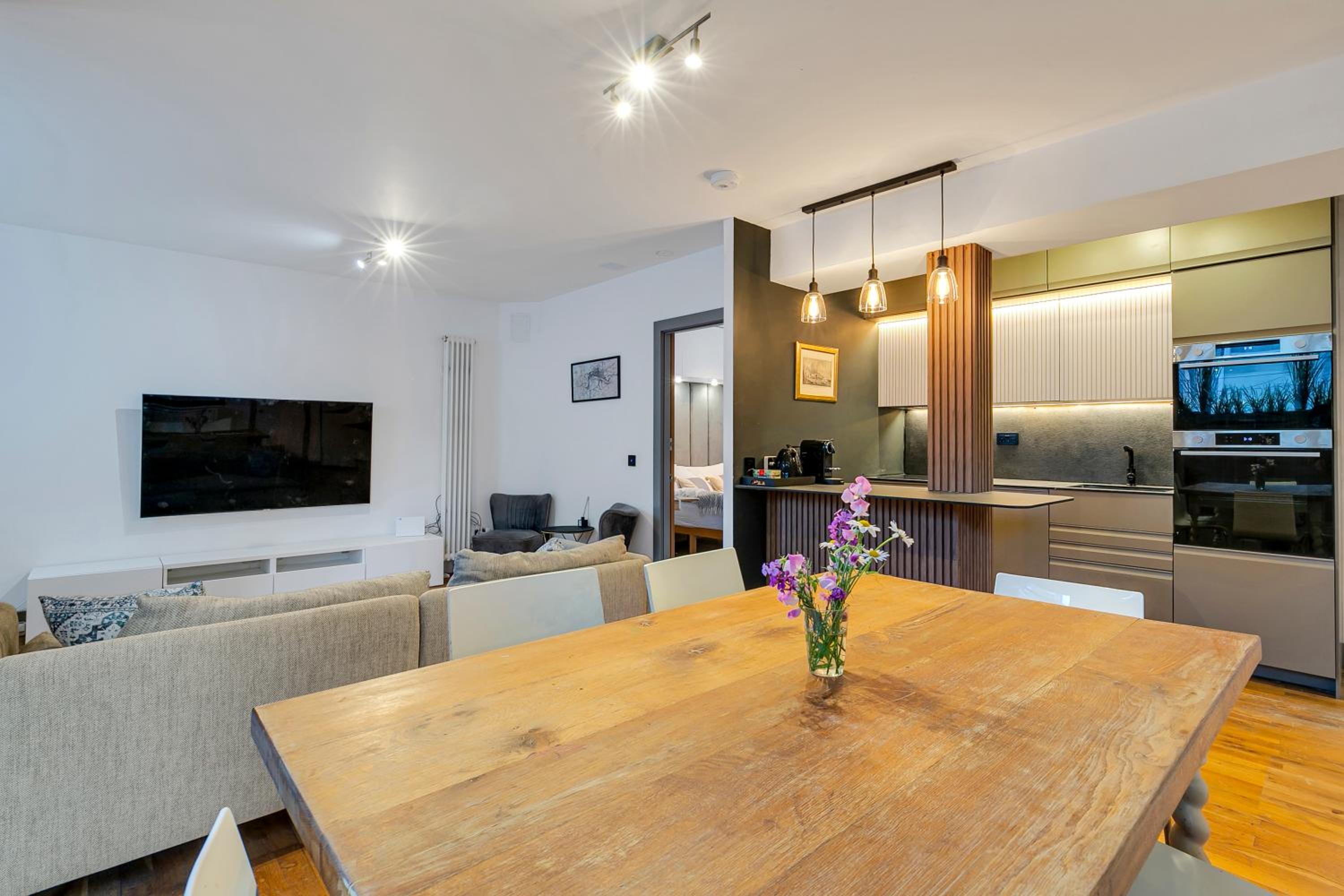 Chic apartment near Tower Bridge view 5