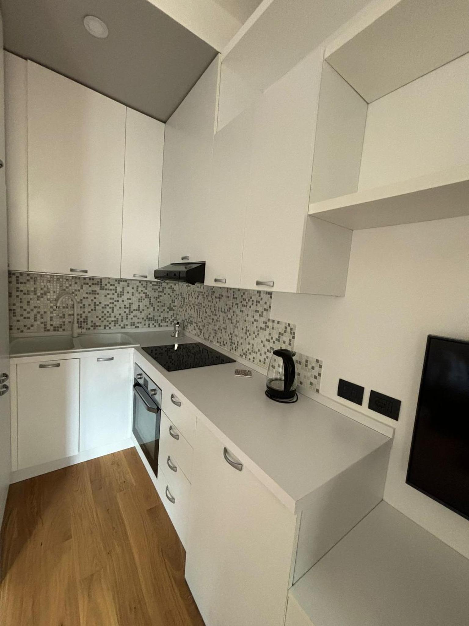Isola-Garibaldi newly renovated 1 br by Rentopolis