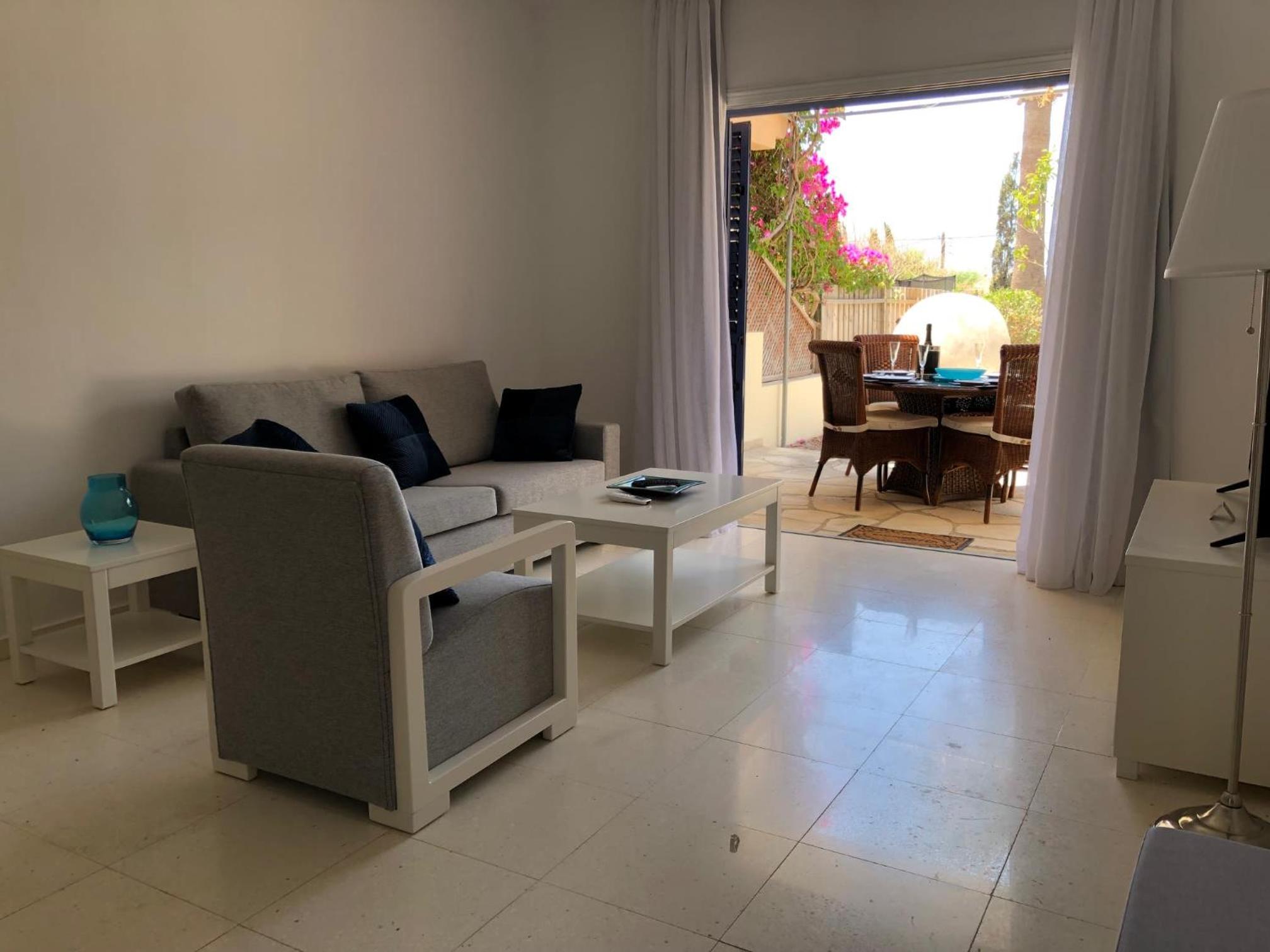Regina Gardens - Modern 2 bed maisonette