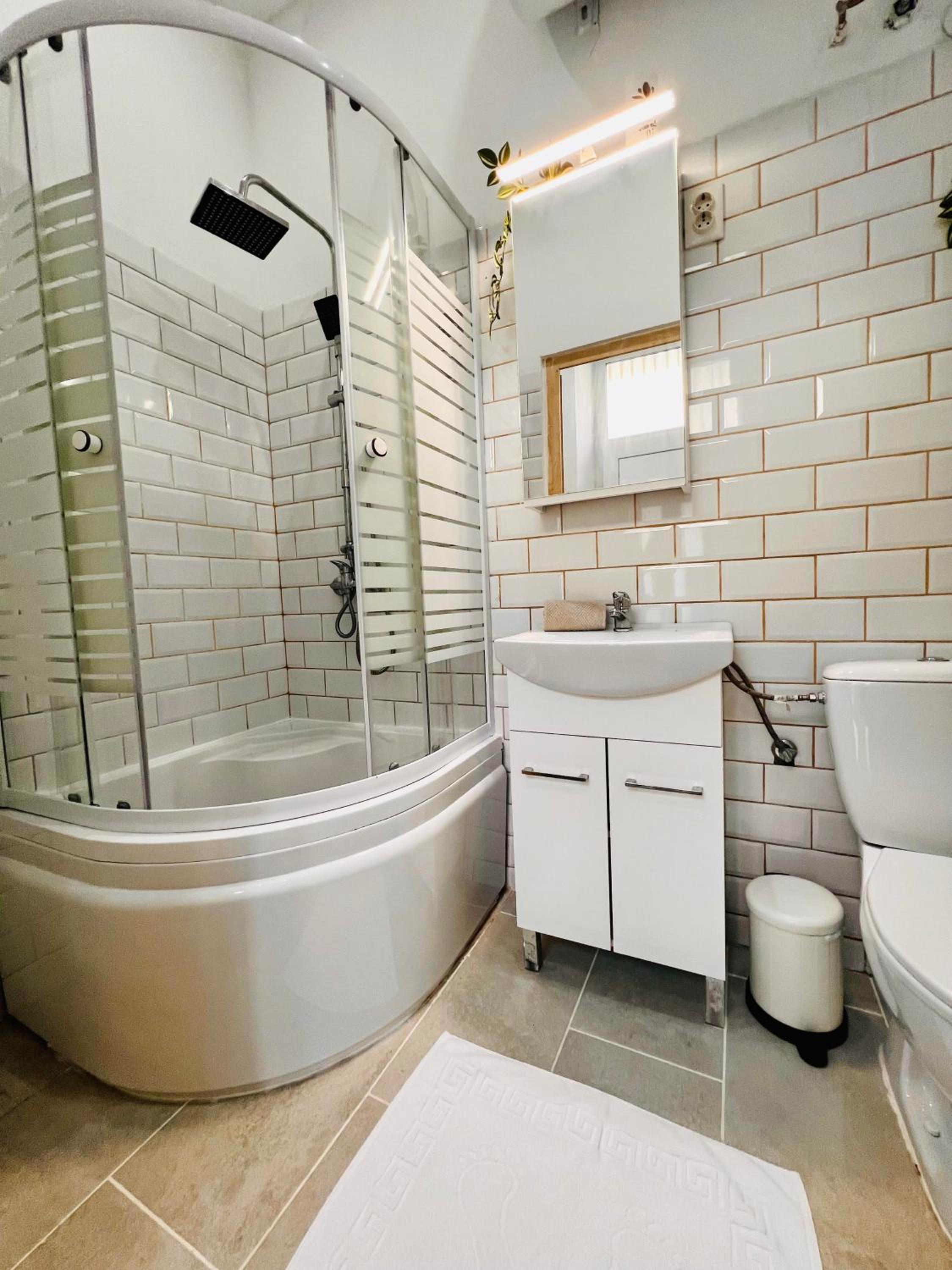 Quiet Luxury Apartment with 2 rooms in the City Centre BB view 3