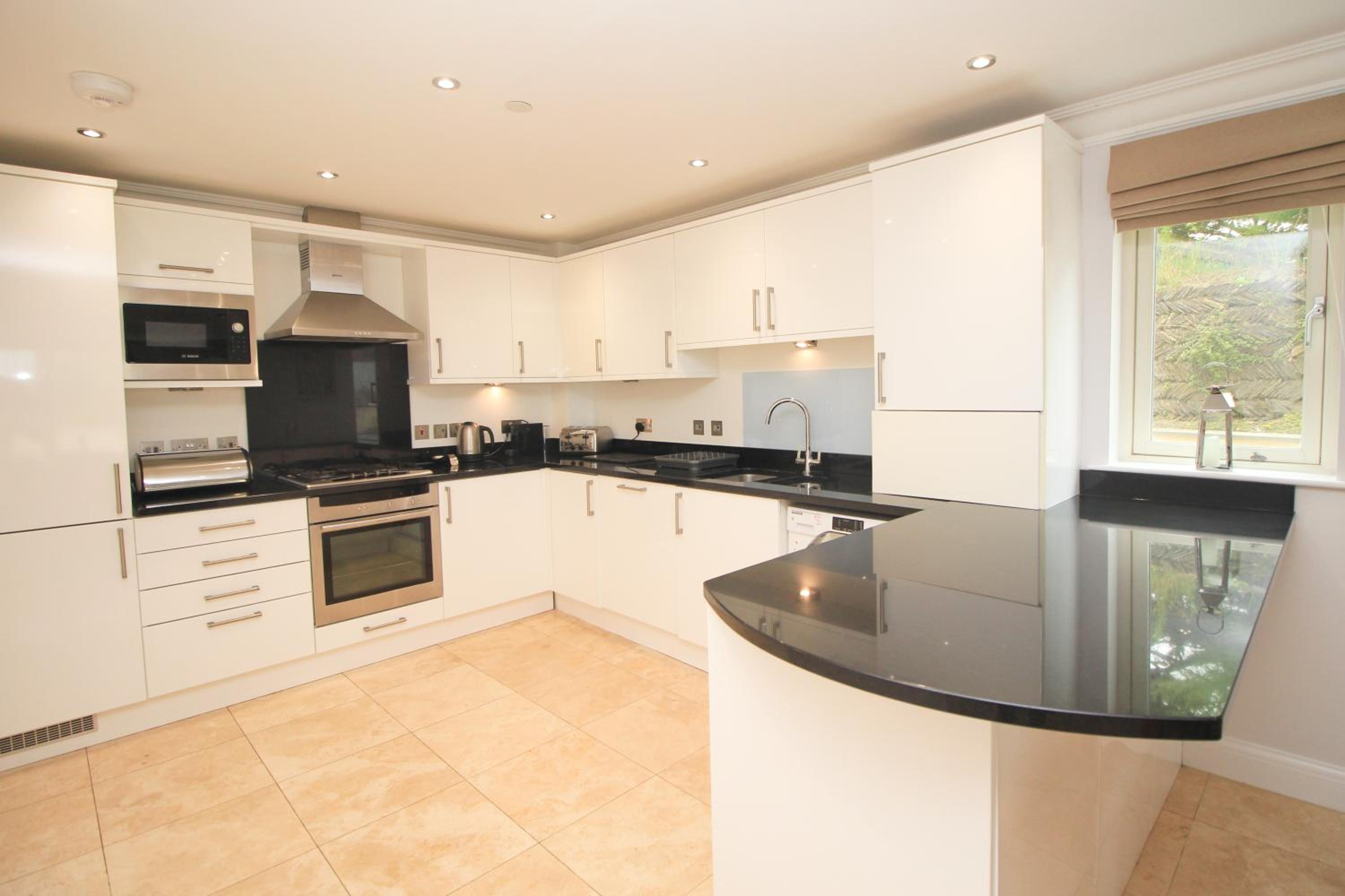 BEACHSIDE SPACIOUS apartment, private garden view 4