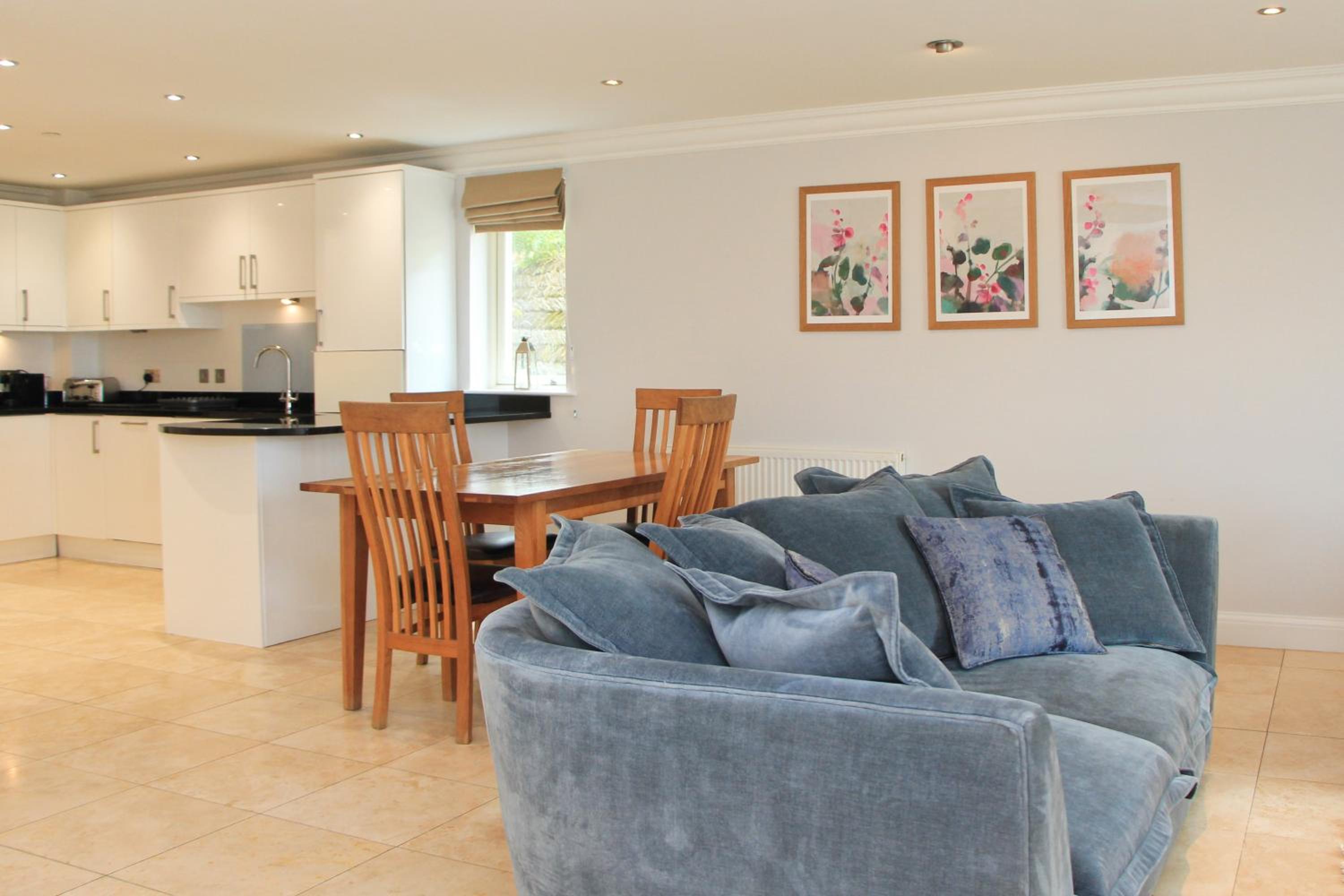 BEACHSIDE SPACIOUS apartment, private garden view 5