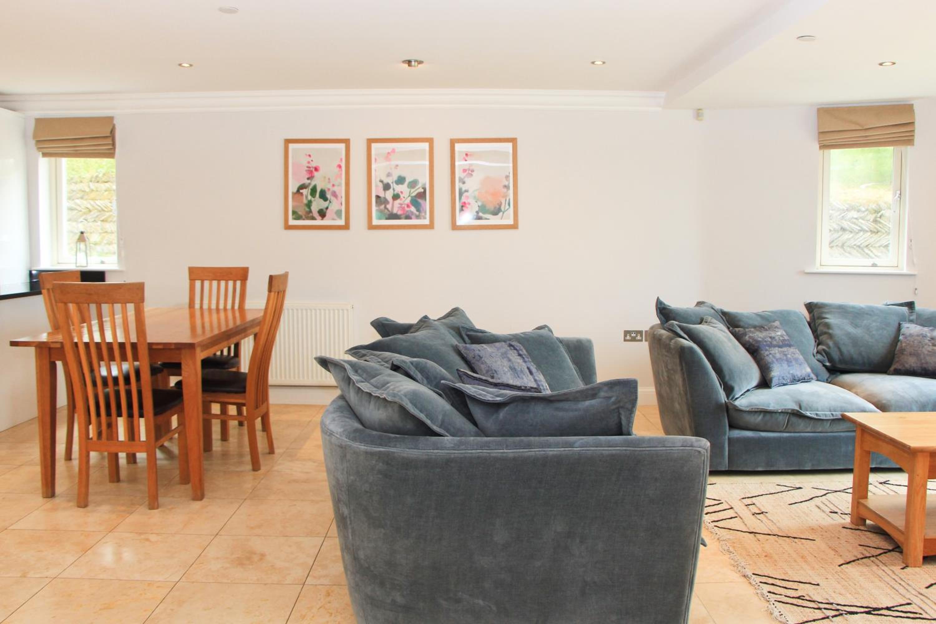 BEACHSIDE SPACIOUS apartment, private garden view 3