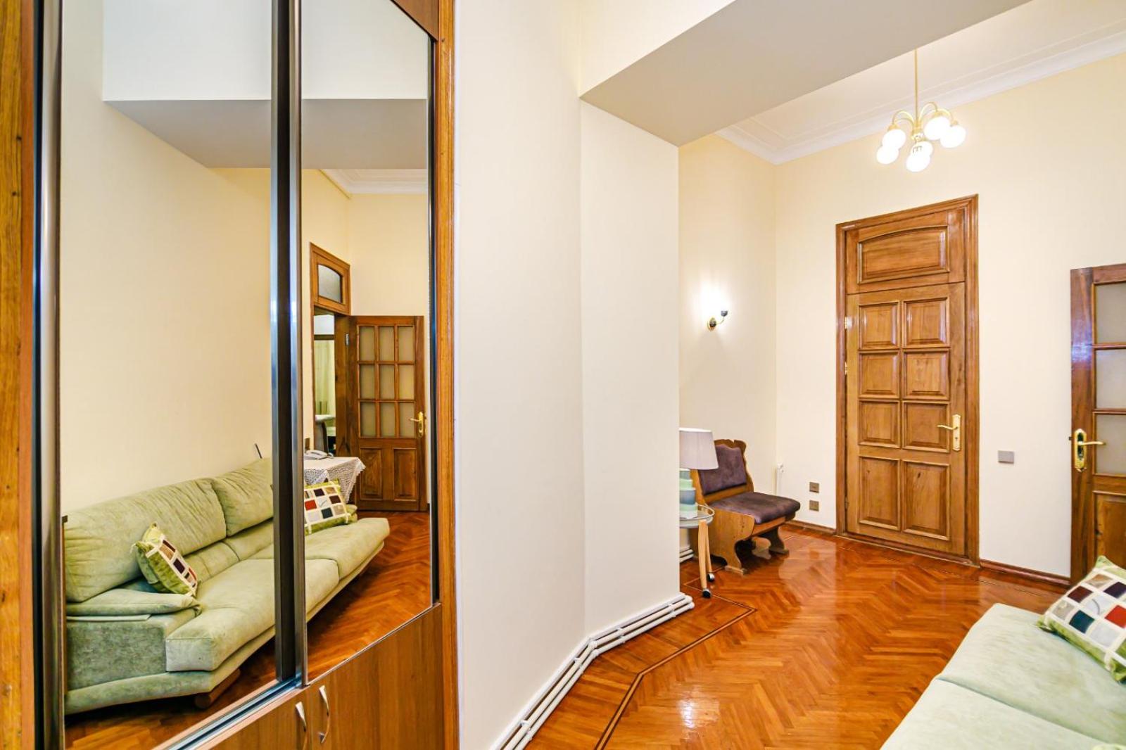 Targovu 4 Room Malakan Garden