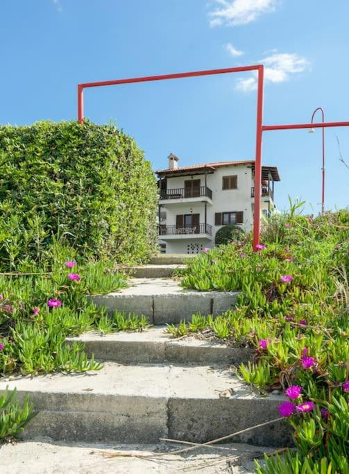 Beachfront Family Apartment with Garden in Halkidiki