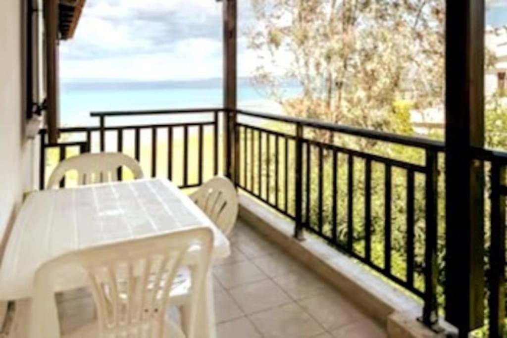 Beachfront Family Apartment with Garden in Halkidiki