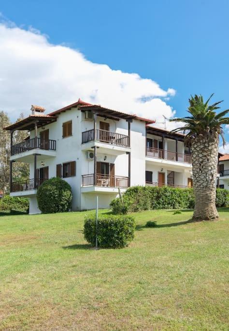 Beachfront Family Apartment with Garden in Halkidiki