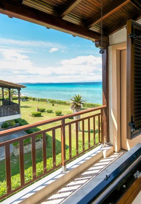Beachfront Family Apartment with Garden in Halkidiki