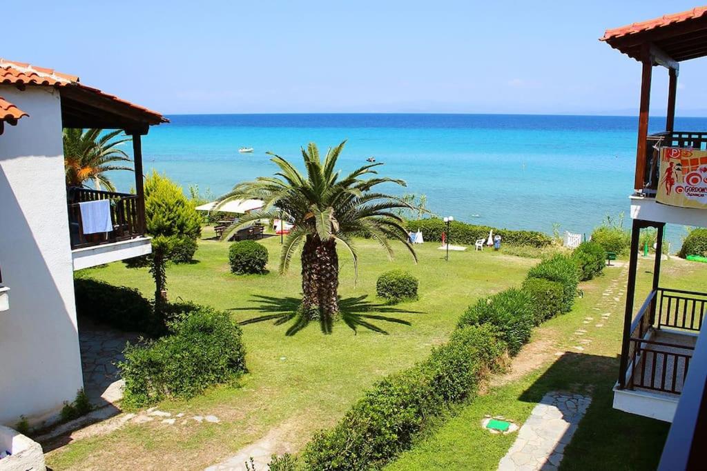 Beachfront Family Apartment with Garden in Halkidiki