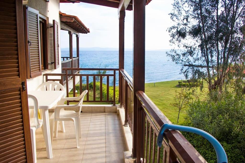 Beachfront Family Apartment with Garden in Halkidiki