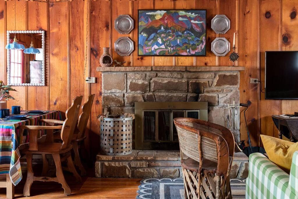 Twin Pines Casita - Big Yard, View, Porch, Hot Tub, & Charm view 2