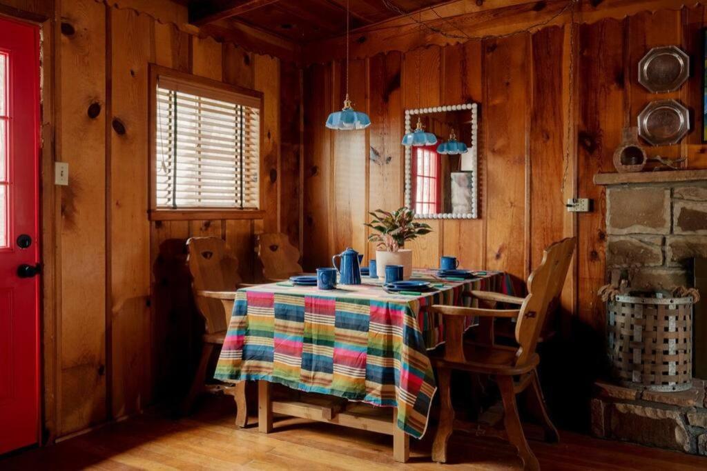 Twin Pines Casita - Big Yard, View, Porch, Hot Tub, & Charm view 5
