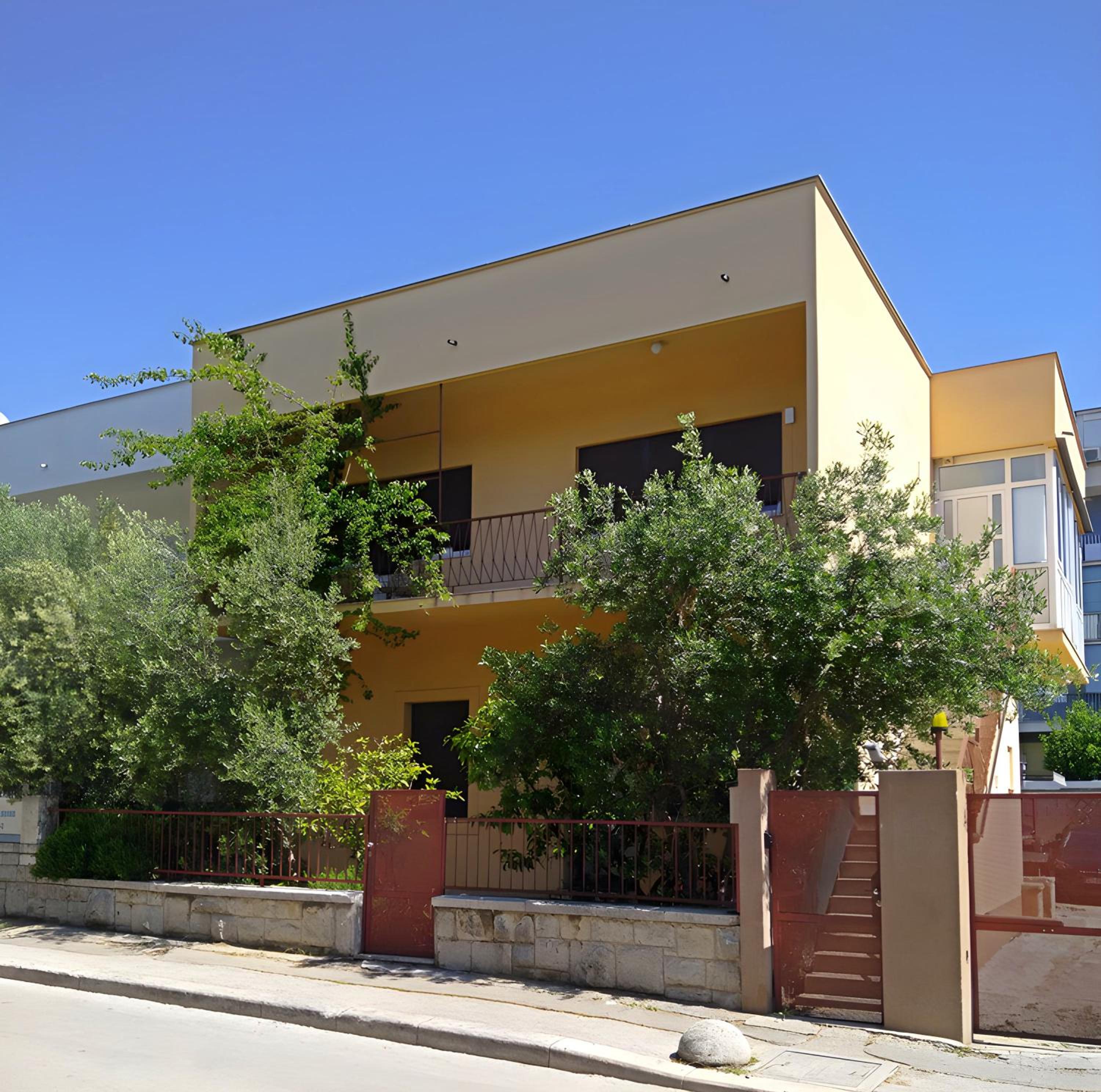 Pomalo Retreat, Hidden Escape, Calm Base Near Chaos of the City, Huge, Cozy, Authentic, Well-Equipped, Sun-Bathed Terrace and Local Flora, Free Parking Spo