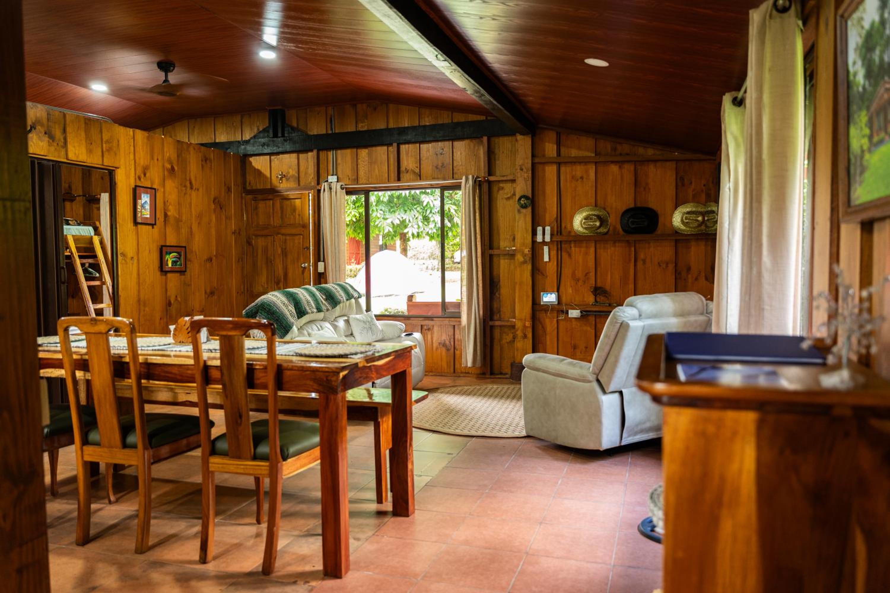 Cabin in Paradise with jacuzzi, free Wifi, and Relaxing sound of the river, Bungalows Tulipanes
