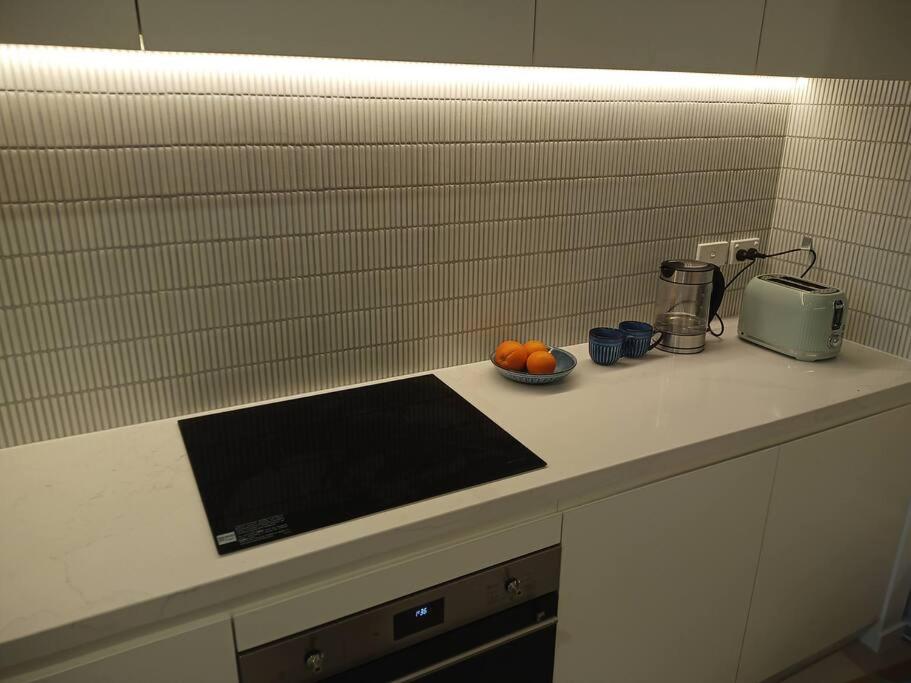 Breakfast & Dinner Included - Top-Floor Apartment Maroochydore CBD