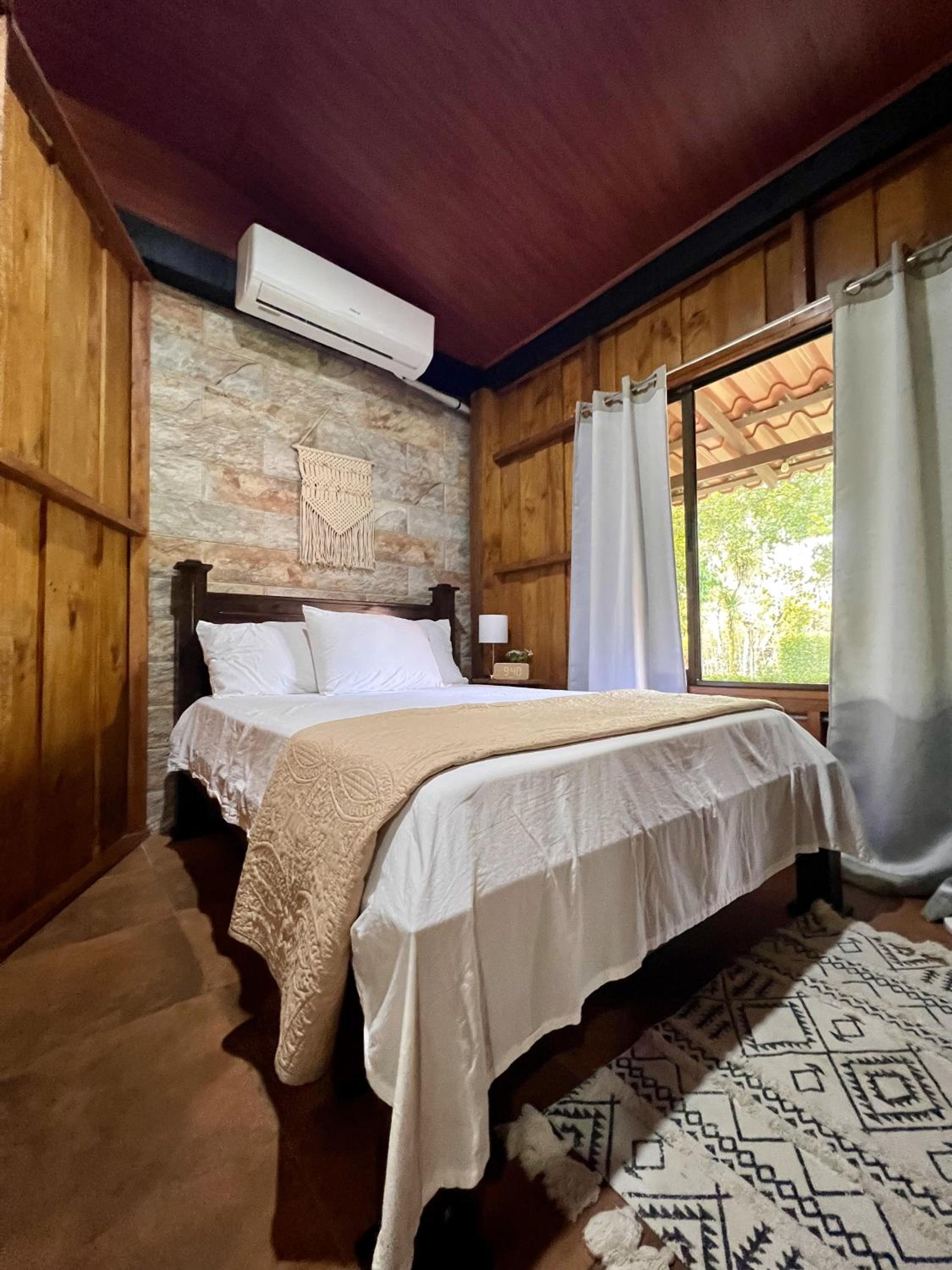 Cabin in Paradise with jacuzzi, free Wifi, and Relaxing sound of the river, Bungalows Tulipanes