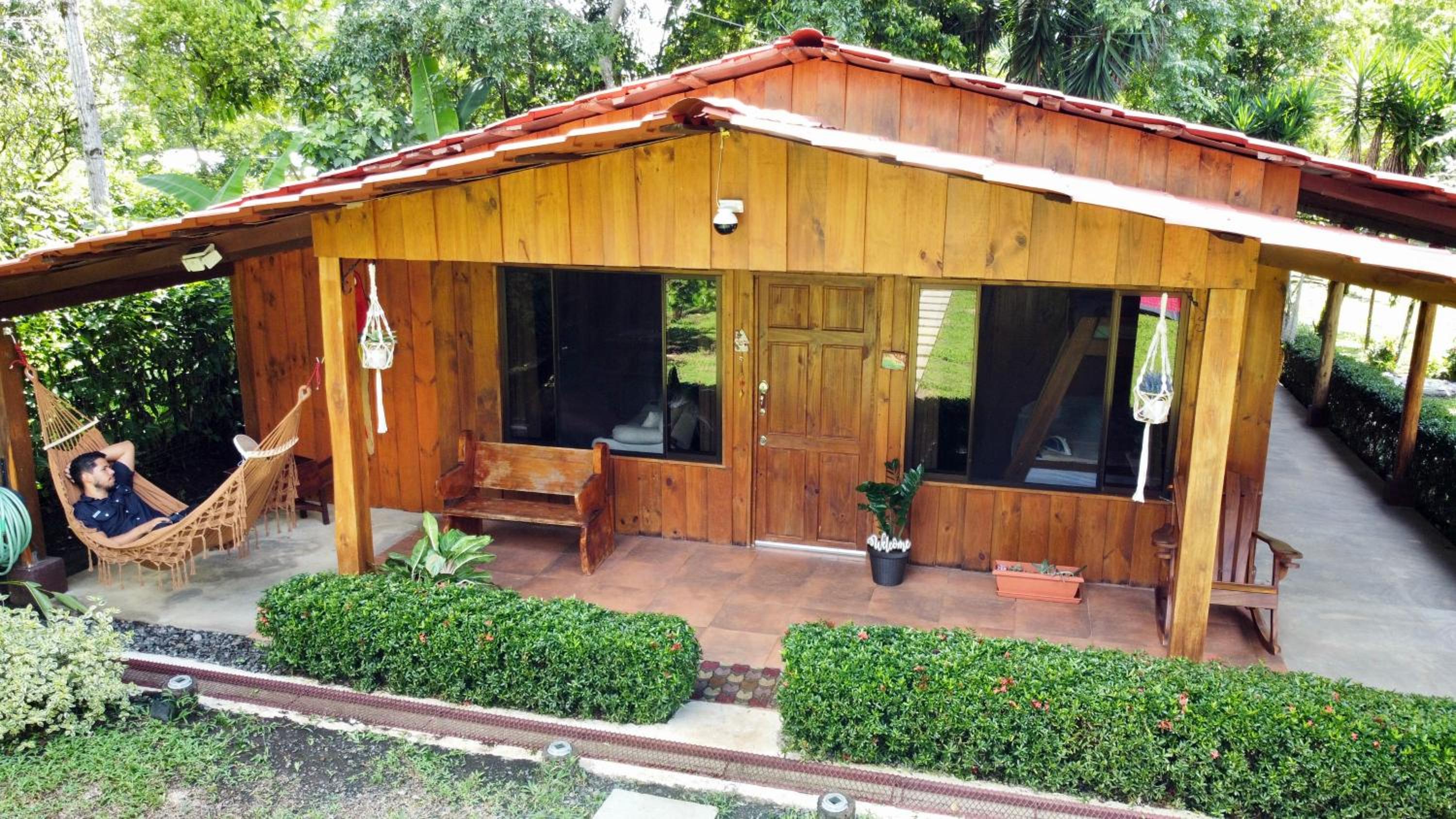 Cabin in Paradise with jacuzzi, free Wifi, and Relaxing sound of the river, Bungalows Tulipanes