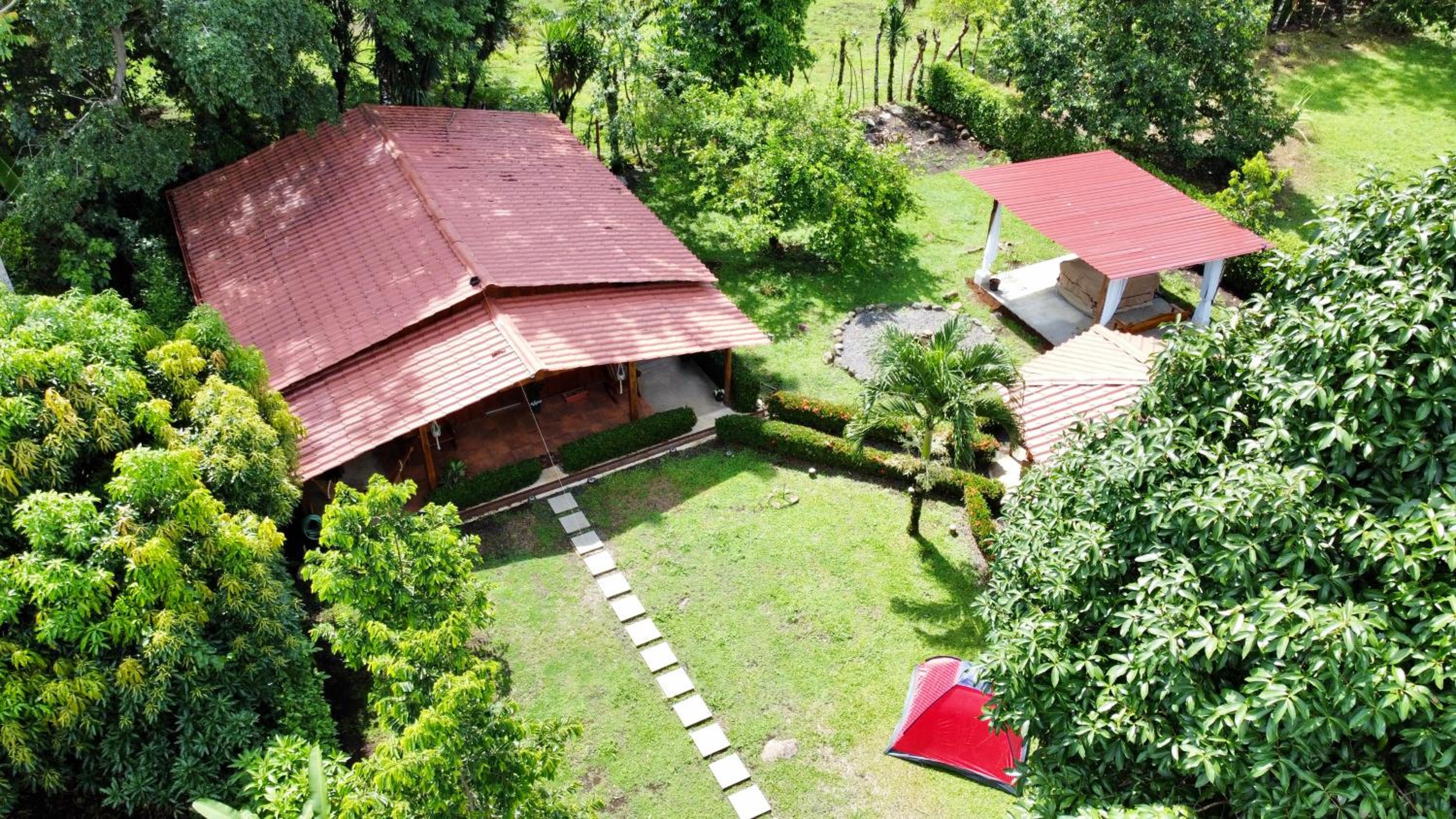 Cabin in Paradise with jacuzzi, free Wifi, and Relaxing sound of the river, Bungalows Tulipanes