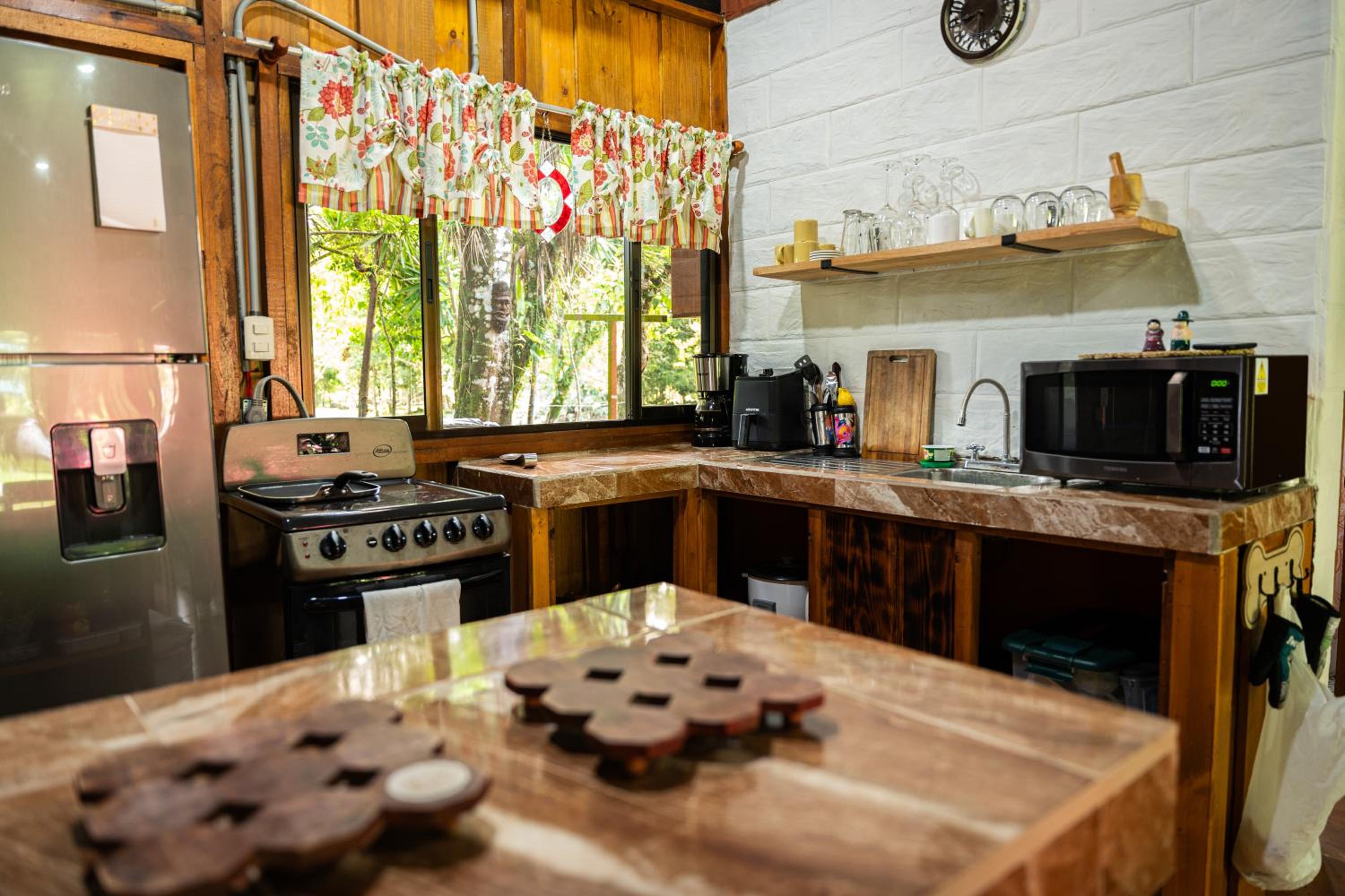 Cabin in Paradise with jacuzzi, free Wifi, and Relaxing sound of the river, Bungalows Tulipanes