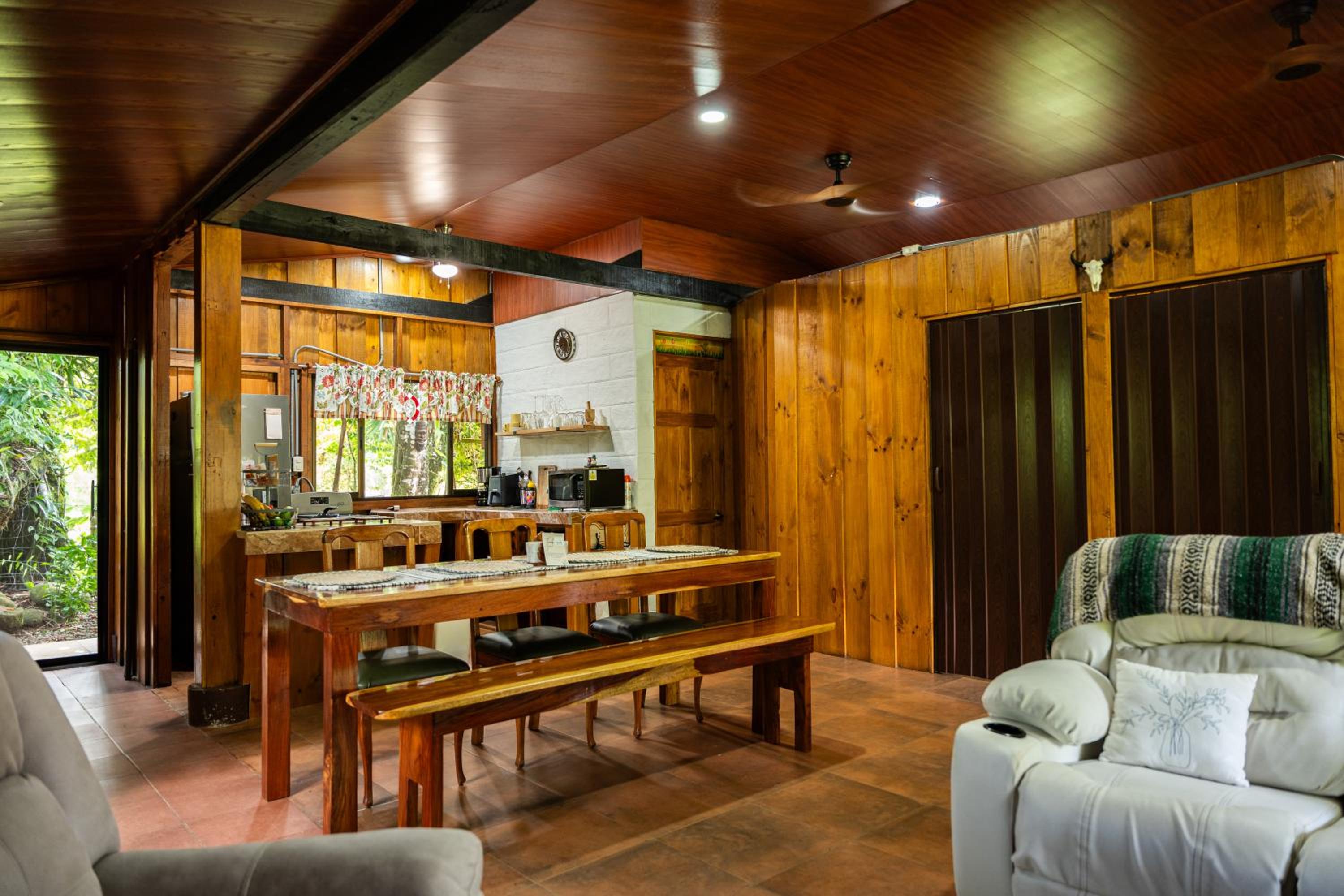 Cabin in Paradise with jacuzzi, free Wifi, and Relaxing sound of the river, Bungalows Tulipanes
