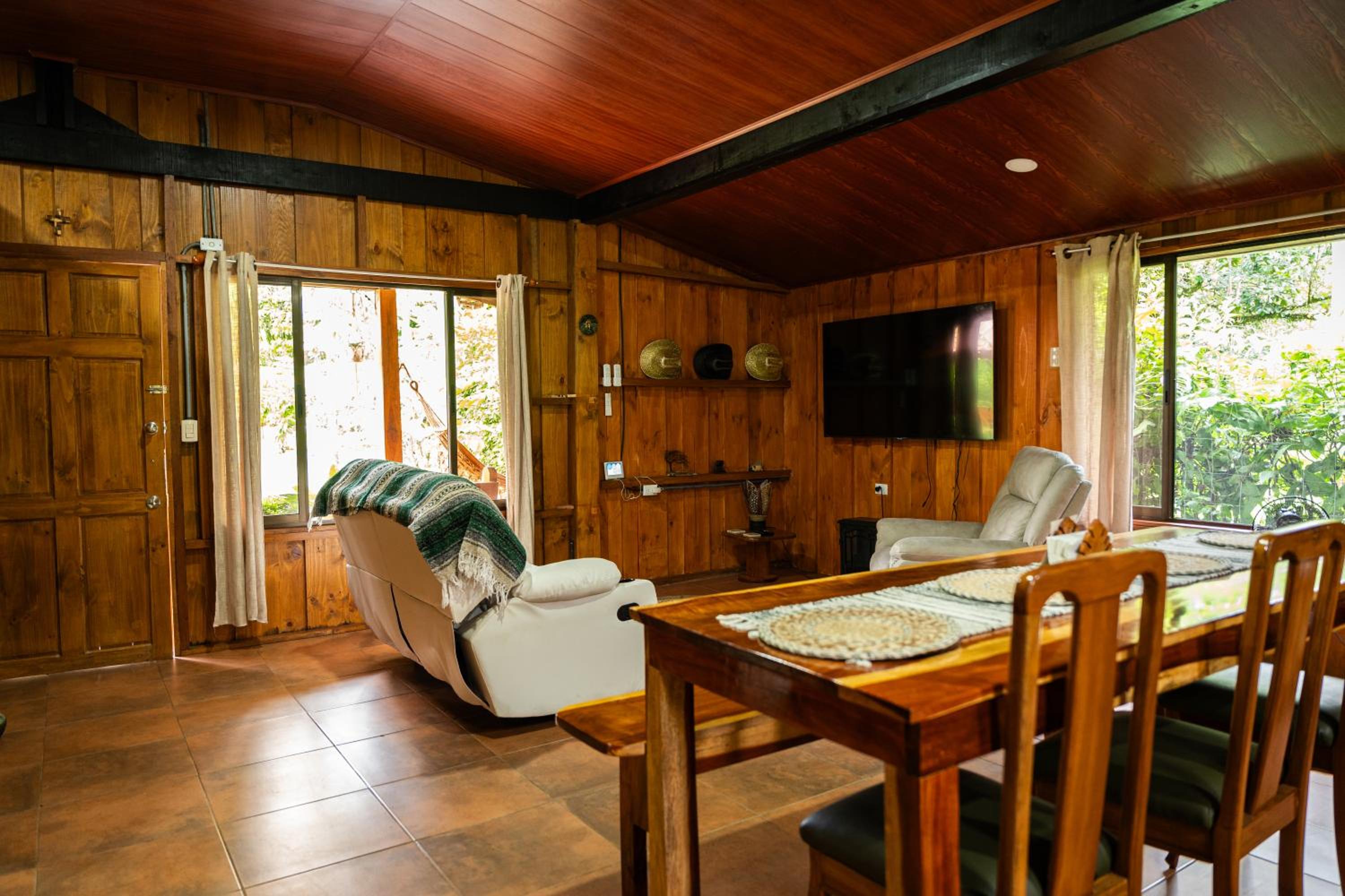 Cabin in Paradise with jacuzzi, free Wifi, and Relaxing sound of the river, Bungalows Tulipanes