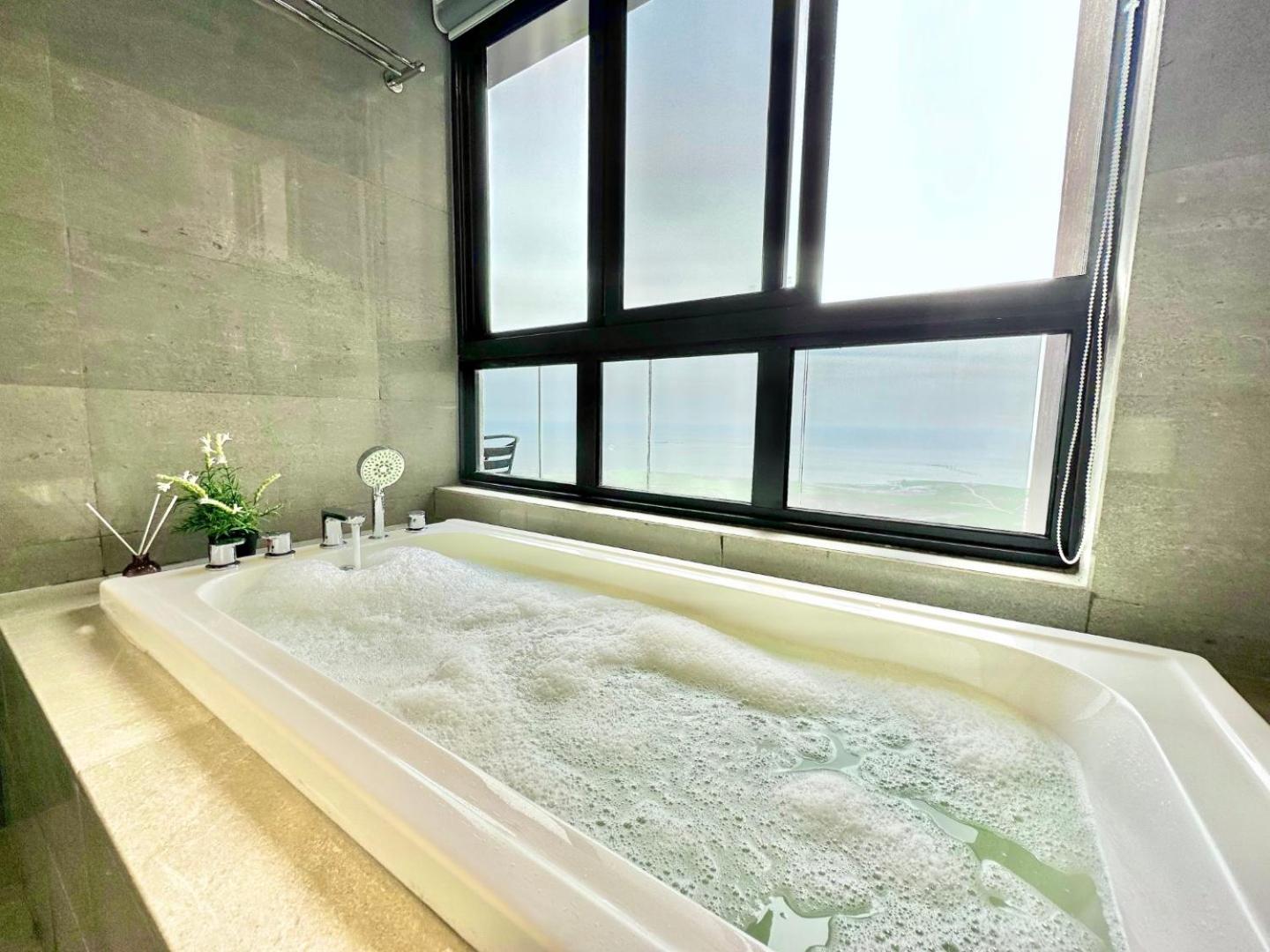 MW Imperio Residence Studio Suites with Private Bath tub photo 6