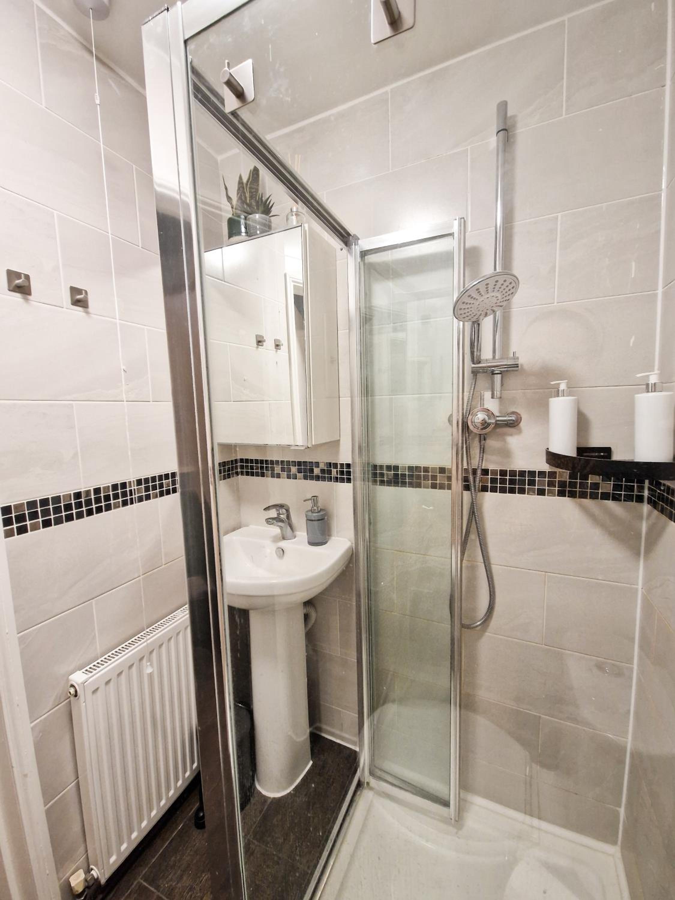 Modern 1-Bed flat,10 min to Hammersmith Tube, with Free Wi-Fi & Netflix
