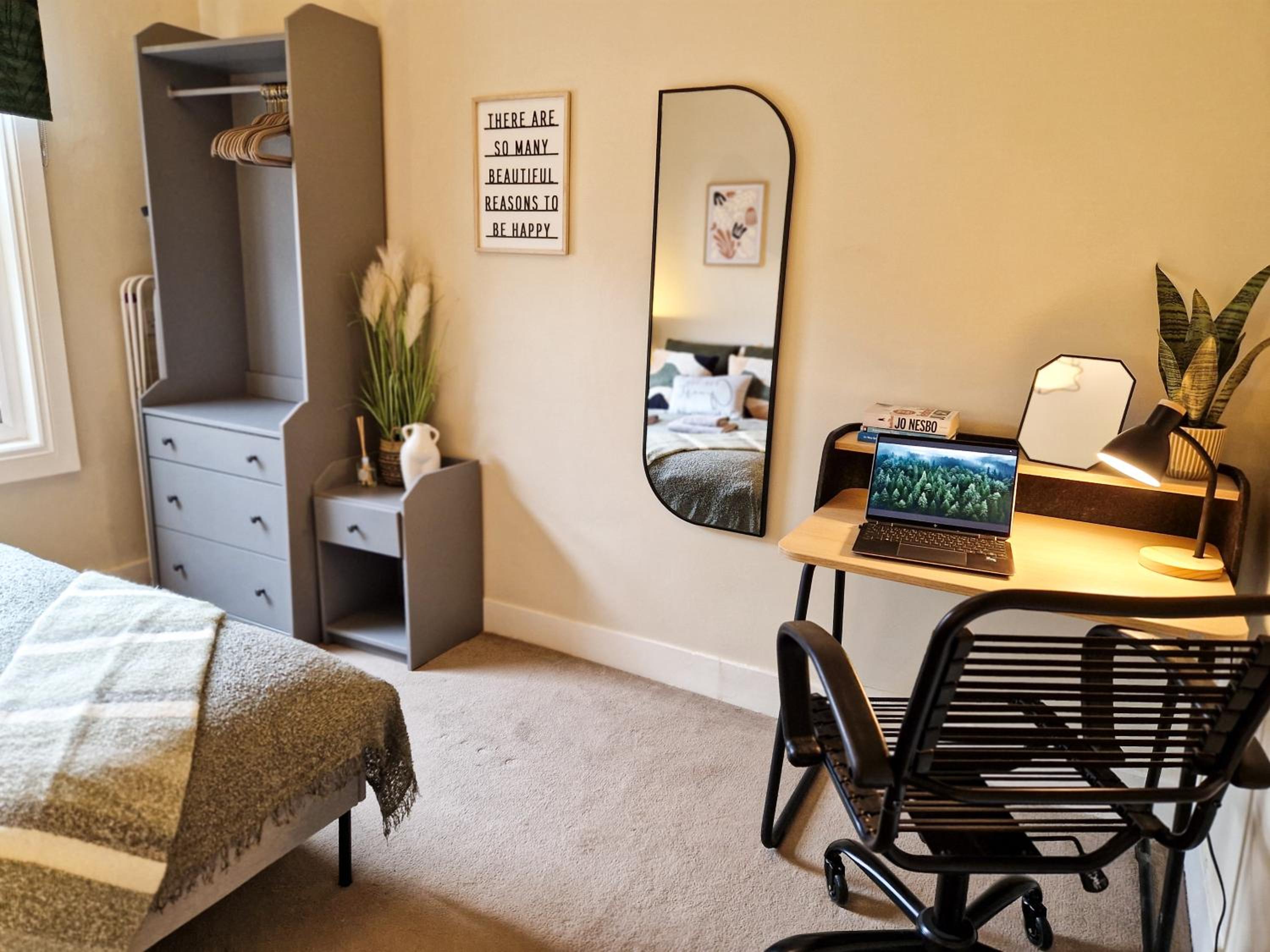 Modern 1-Bed flat,10 min to Hammersmith Tube, with Free Wi-Fi & Netflix