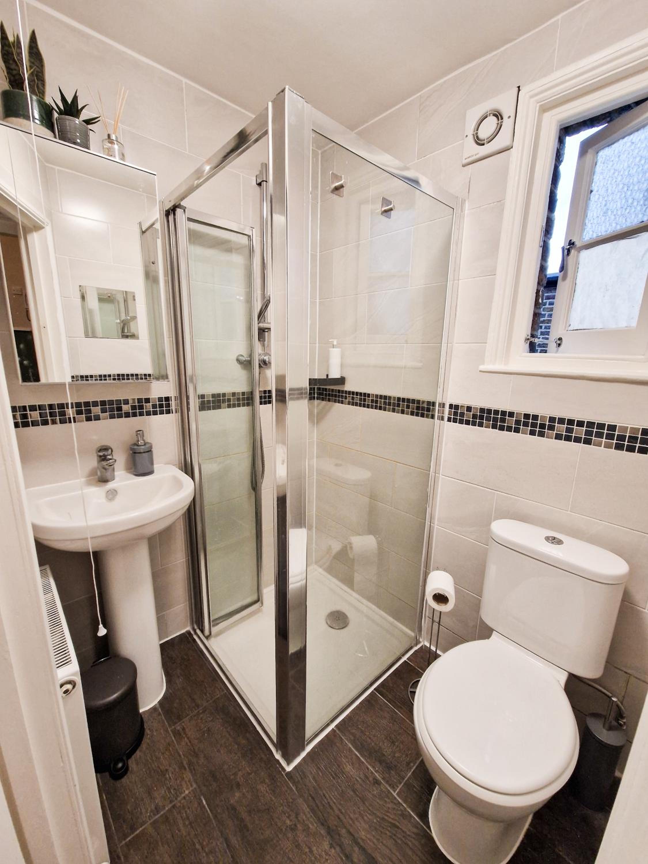 Modern 1-Bed flat,10 min to Hammersmith Tube, with Free Wi-Fi & Netflix
