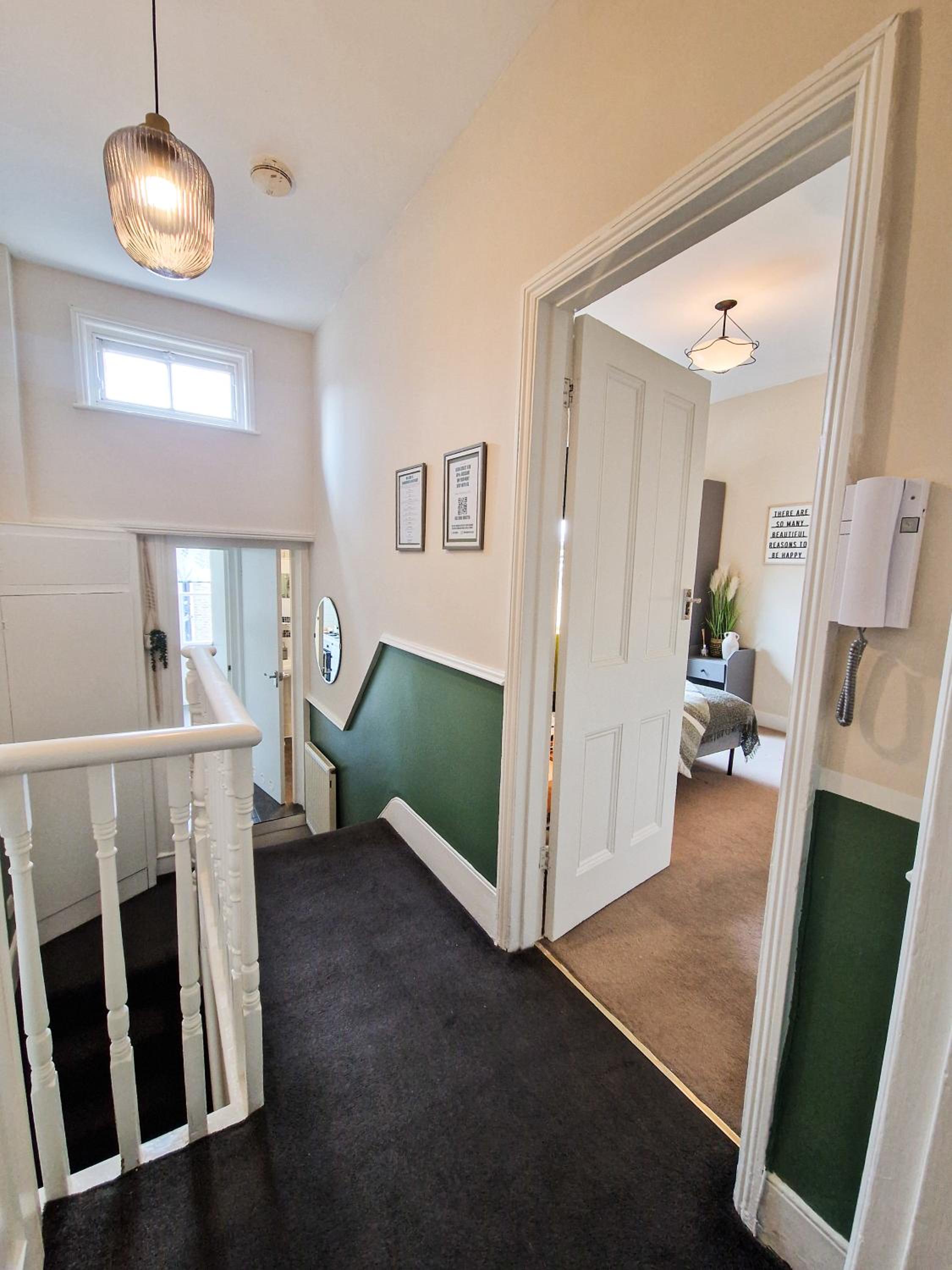 Modern 1-Bed flat,10 min to Hammersmith Tube, with Free Wi-Fi & Netflix