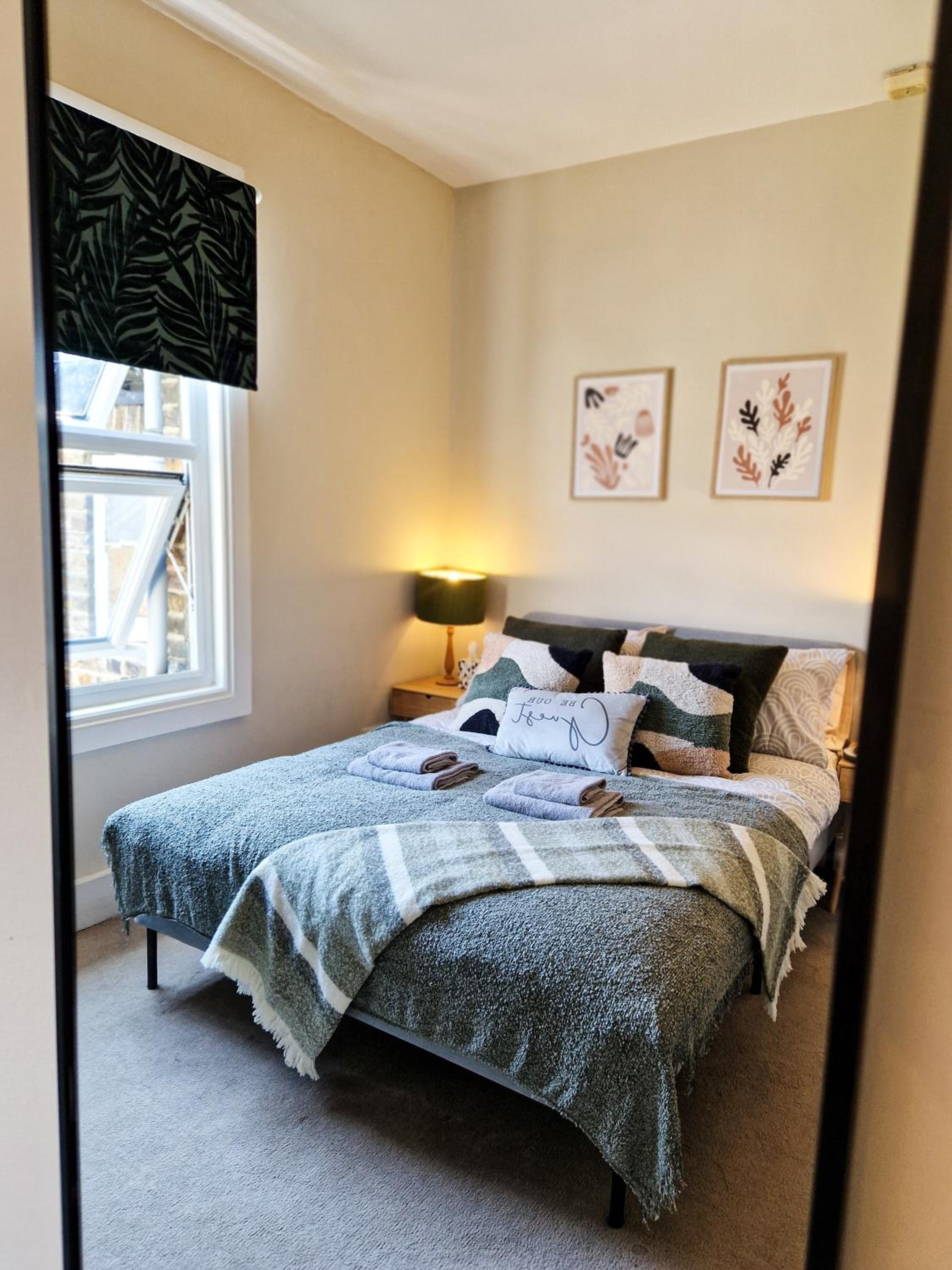 Modern 1-Bed flat,10 min to Hammersmith Tube, with Free Wi-Fi & Netflix