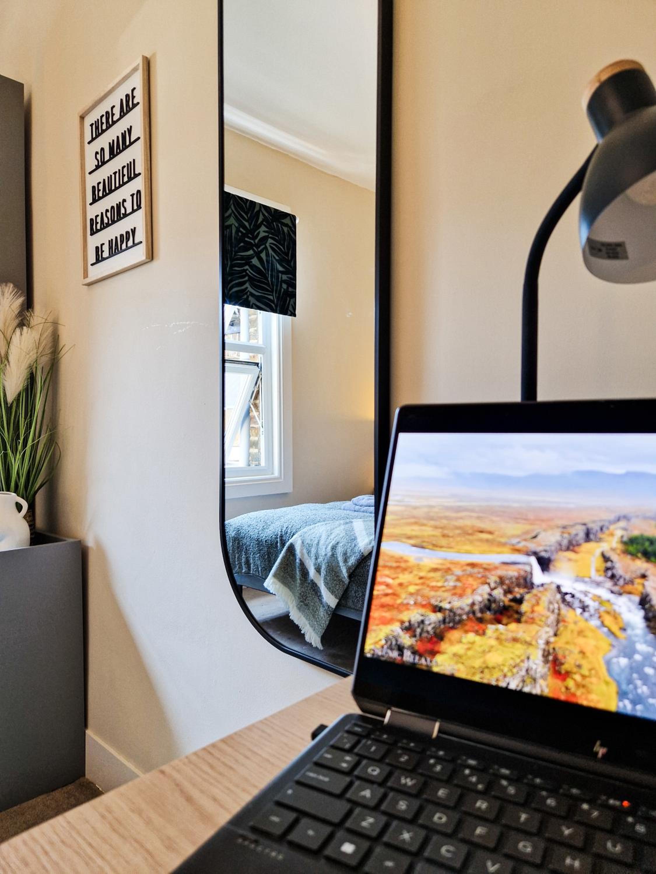 Modern 1-Bed flat,10 min to Hammersmith Tube, with Free Wi-Fi & Netflix